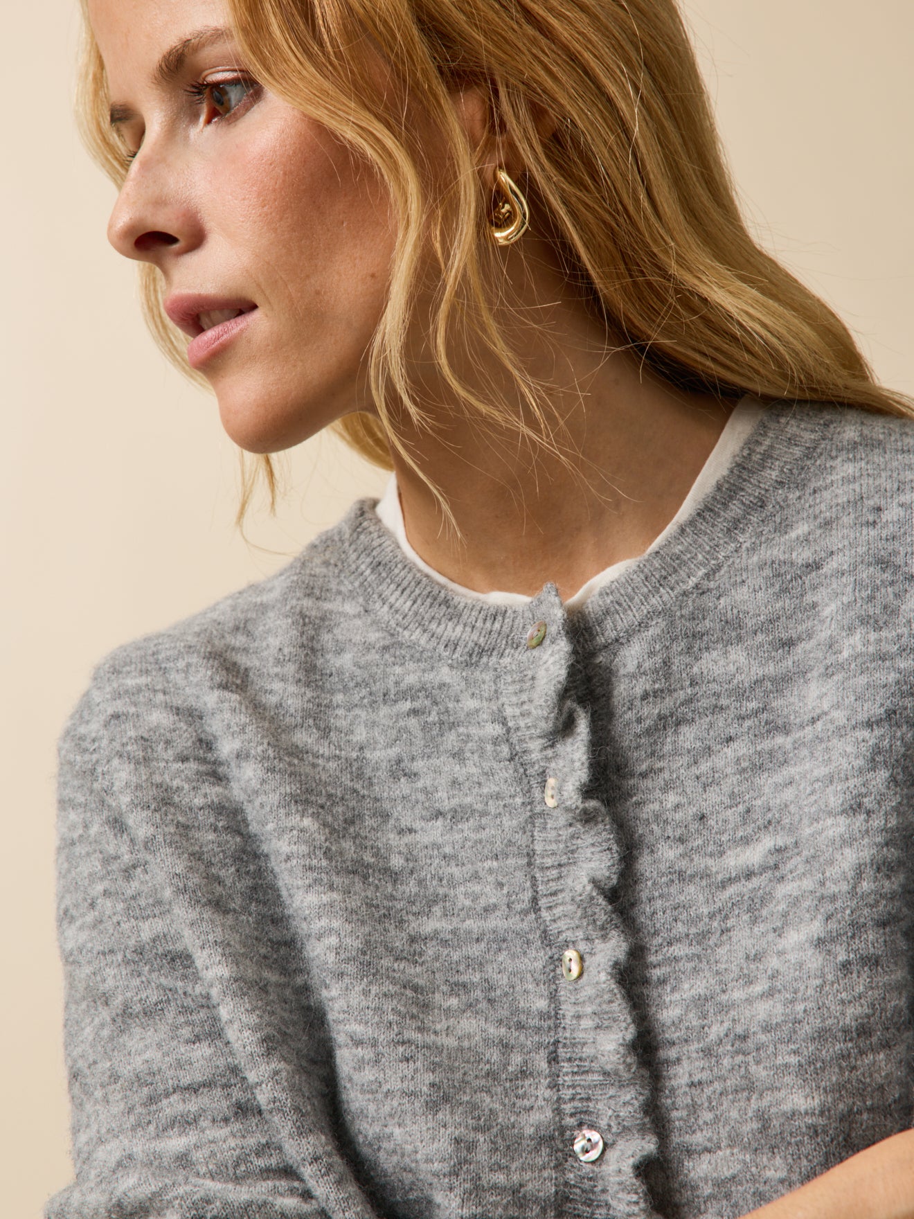 Damencardigan mit Volants aus Wolle und Alpaka