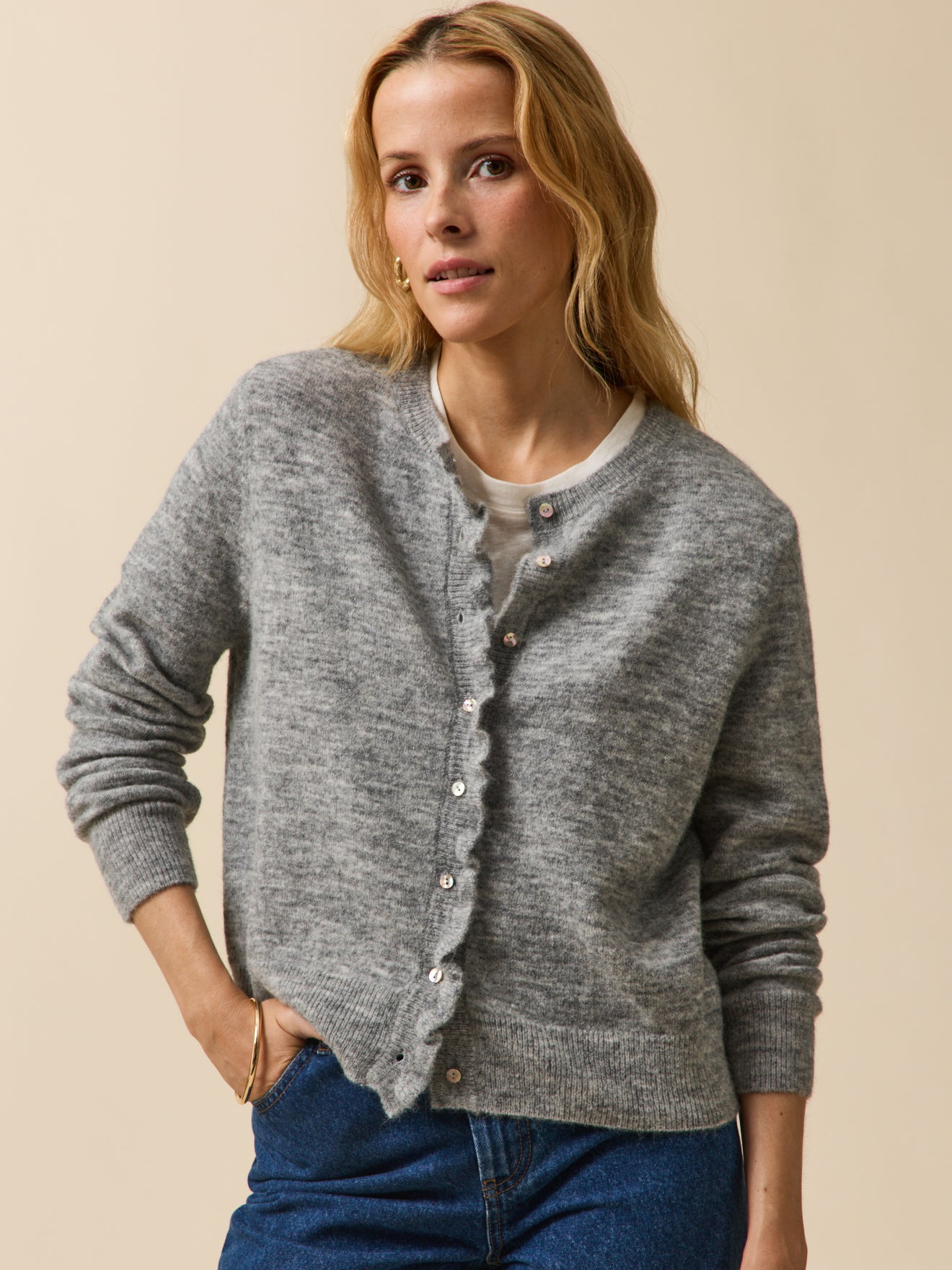 Damencardigan mit Volants aus Wolle und Alpaka