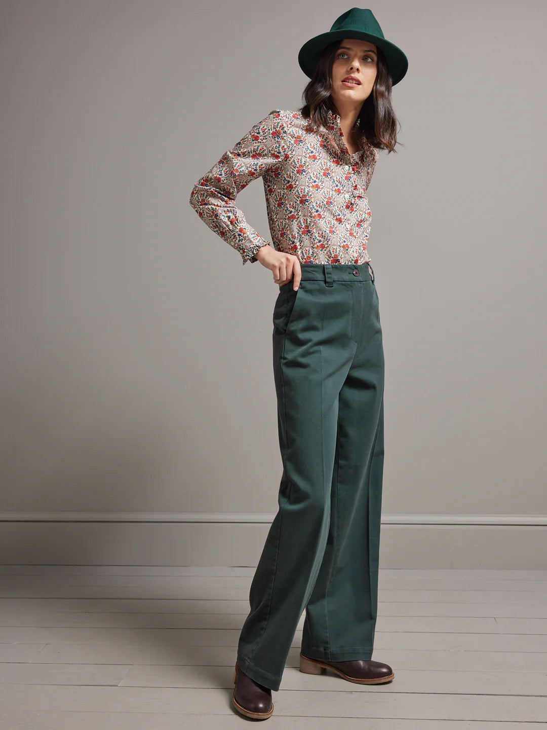 Damenhose aus Gabardine mit weitem Bein