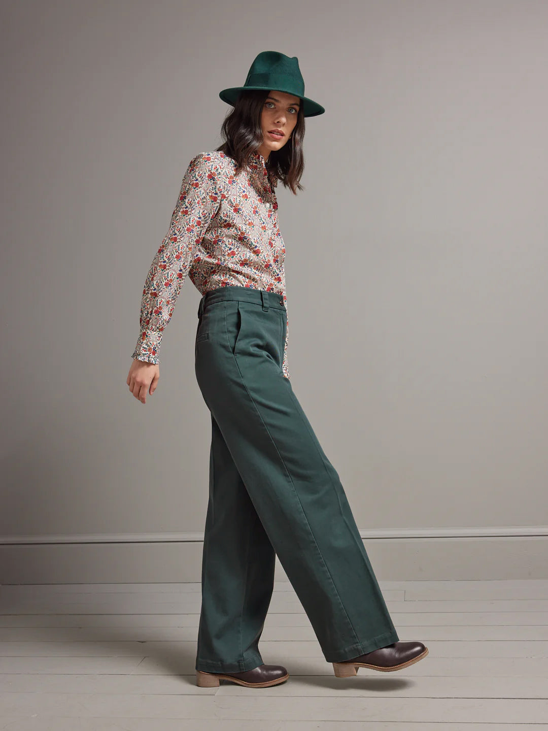 Damenhose aus Gabardine mit weitem Bein