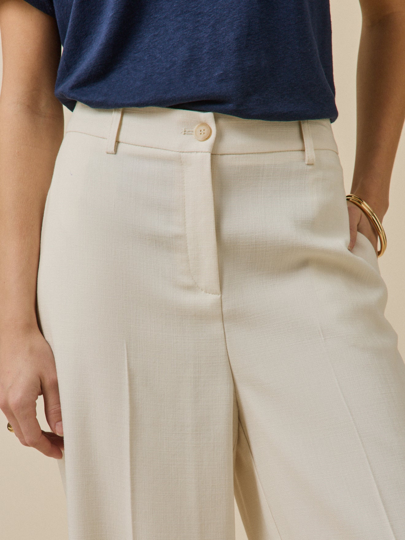 Stilvolle Damenhose Ava mit weitem Bein aus strukturiertem Stoff