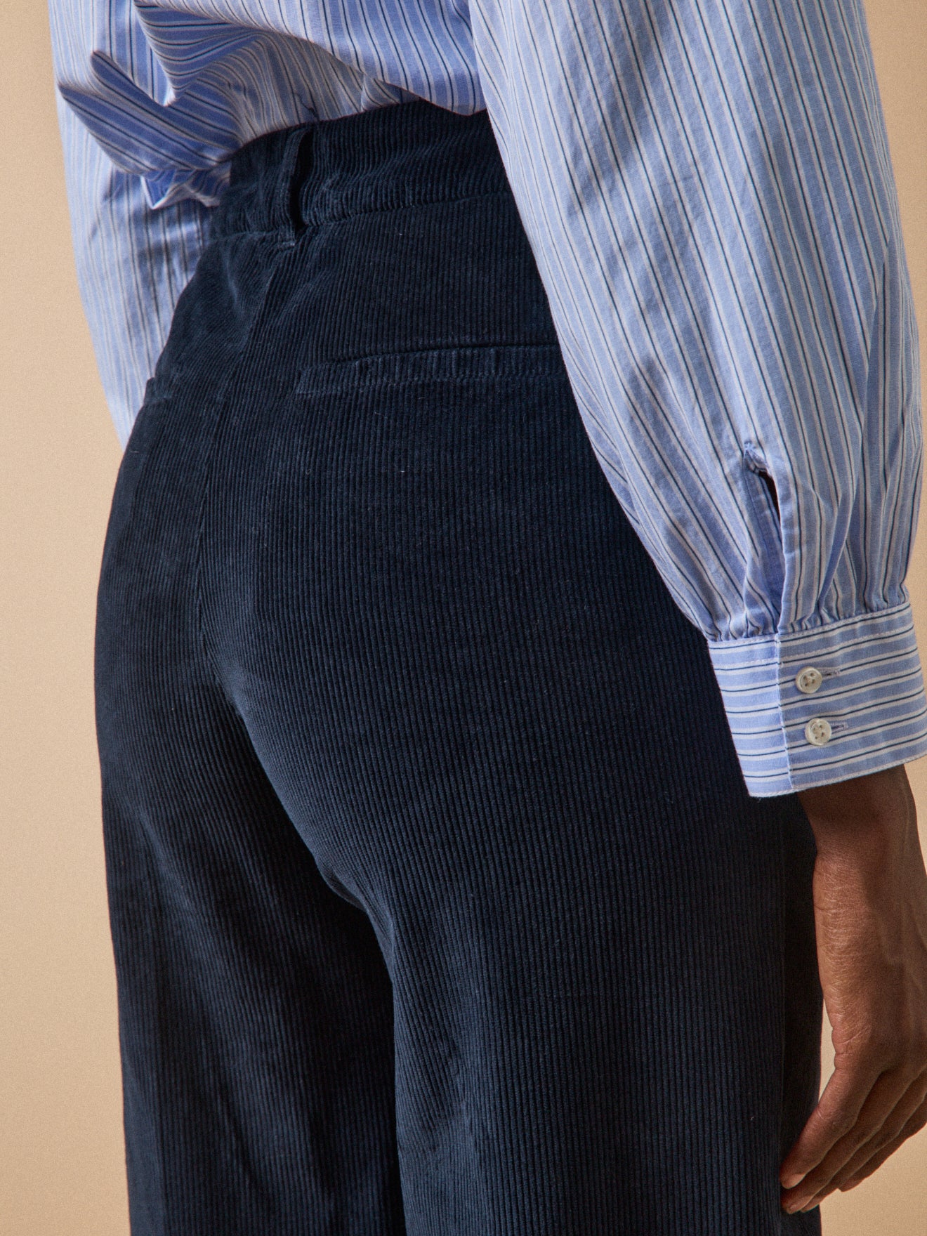 Damenhose Juliette mit weitem Bein aus Velours