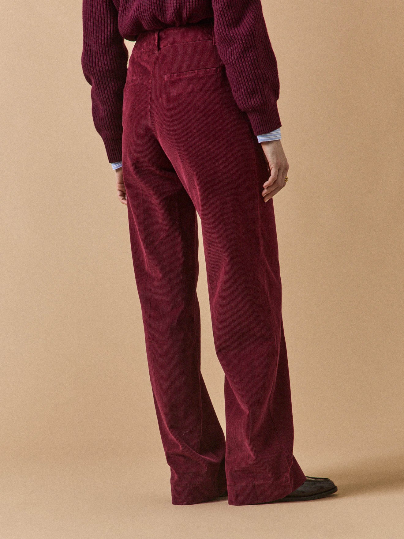 Damenhose Juliette mit weitem Bein aus Velours