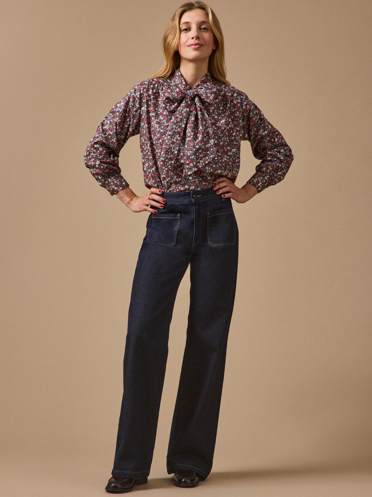 Damenjeans Suzanne mit ausgestelltem Bein aus Bio-Baumwolle