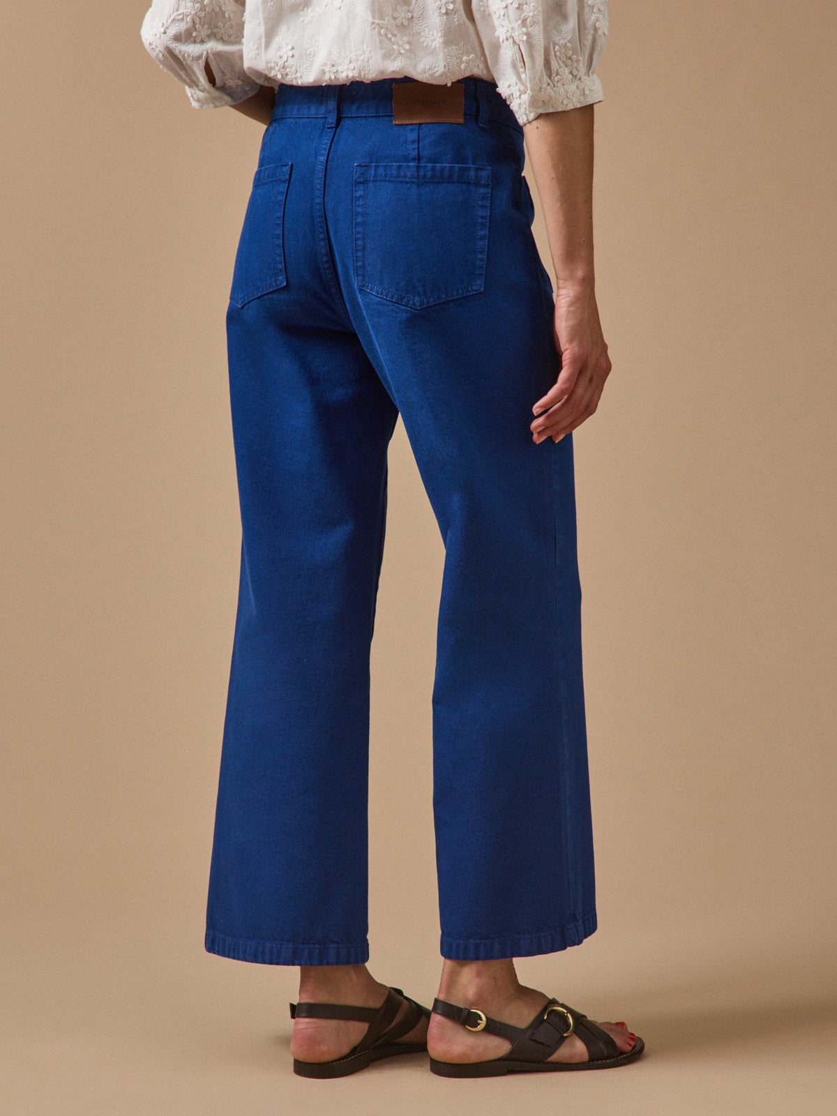 Damenjeans Lou mit ausgestelltem Bein aus Bio-Baumwolle