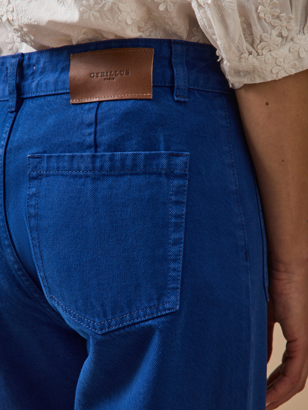 Damenjeans Lou mit ausgestelltem Bein aus Bio-Baumwolle
