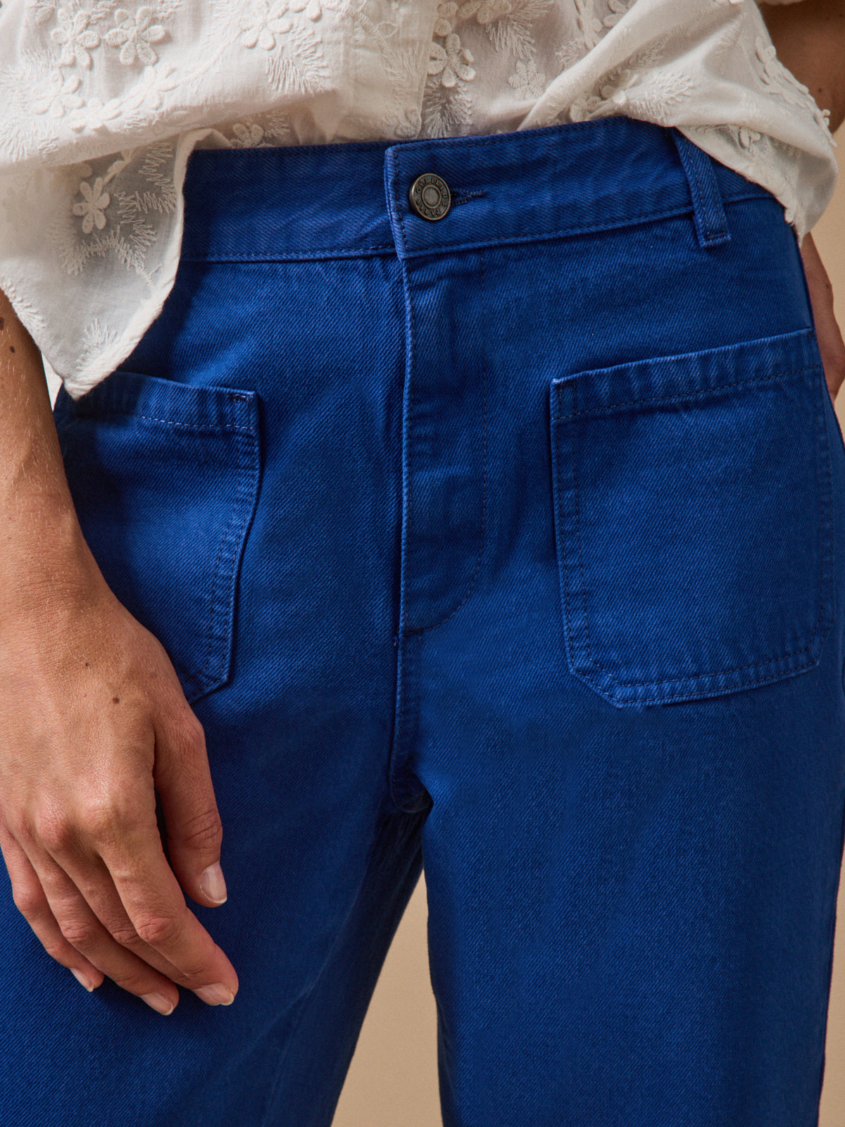 Damenjeans Lou mit ausgestelltem Bein aus Bio-Baumwolle