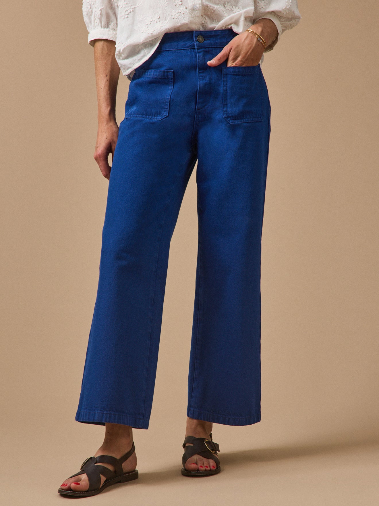 Damenjeans Lou mit ausgestelltem Bein aus Bio-Baumwolle