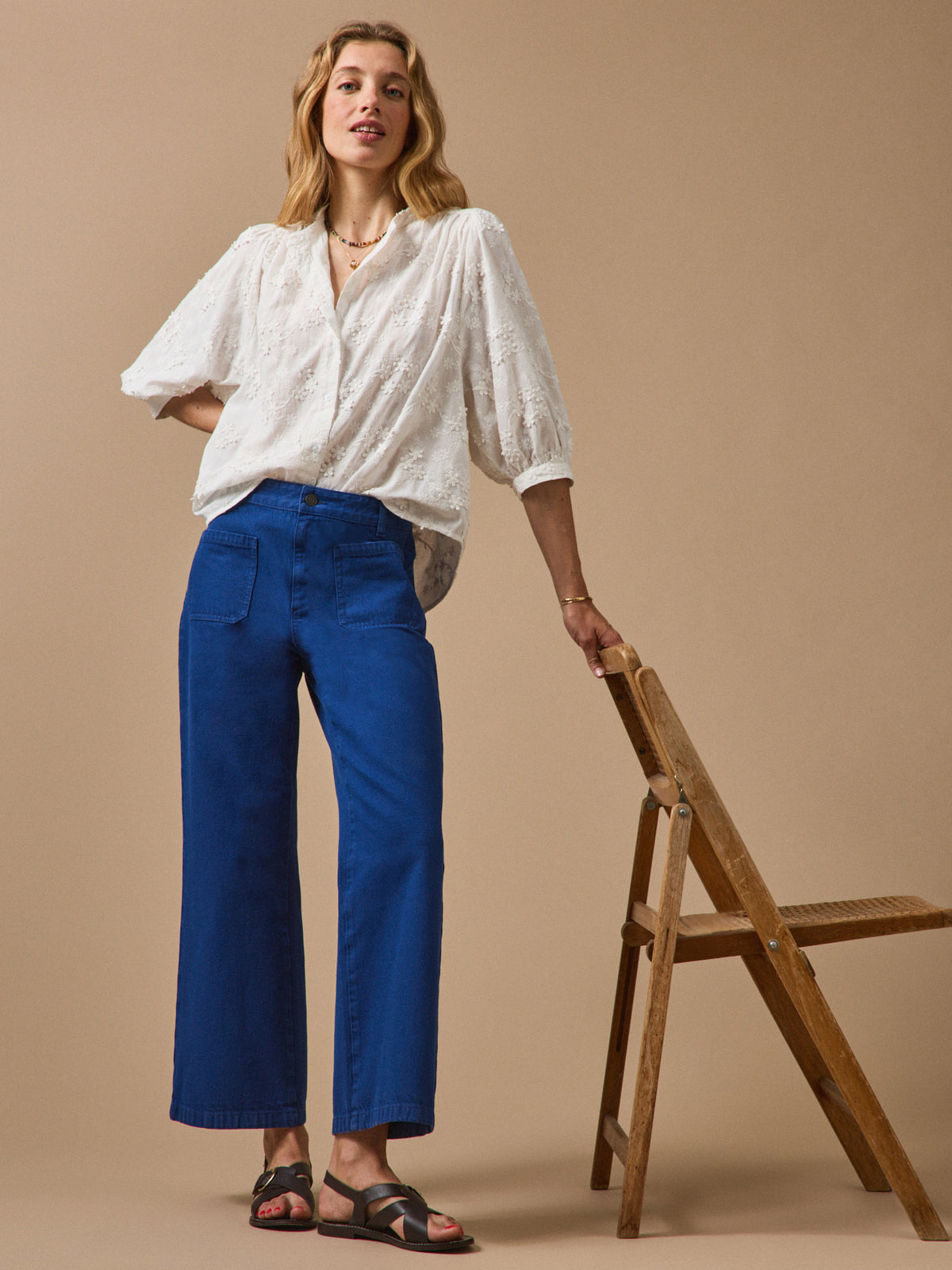 Damenjeans Lou mit ausgestelltem Bein aus Bio-Baumwolle