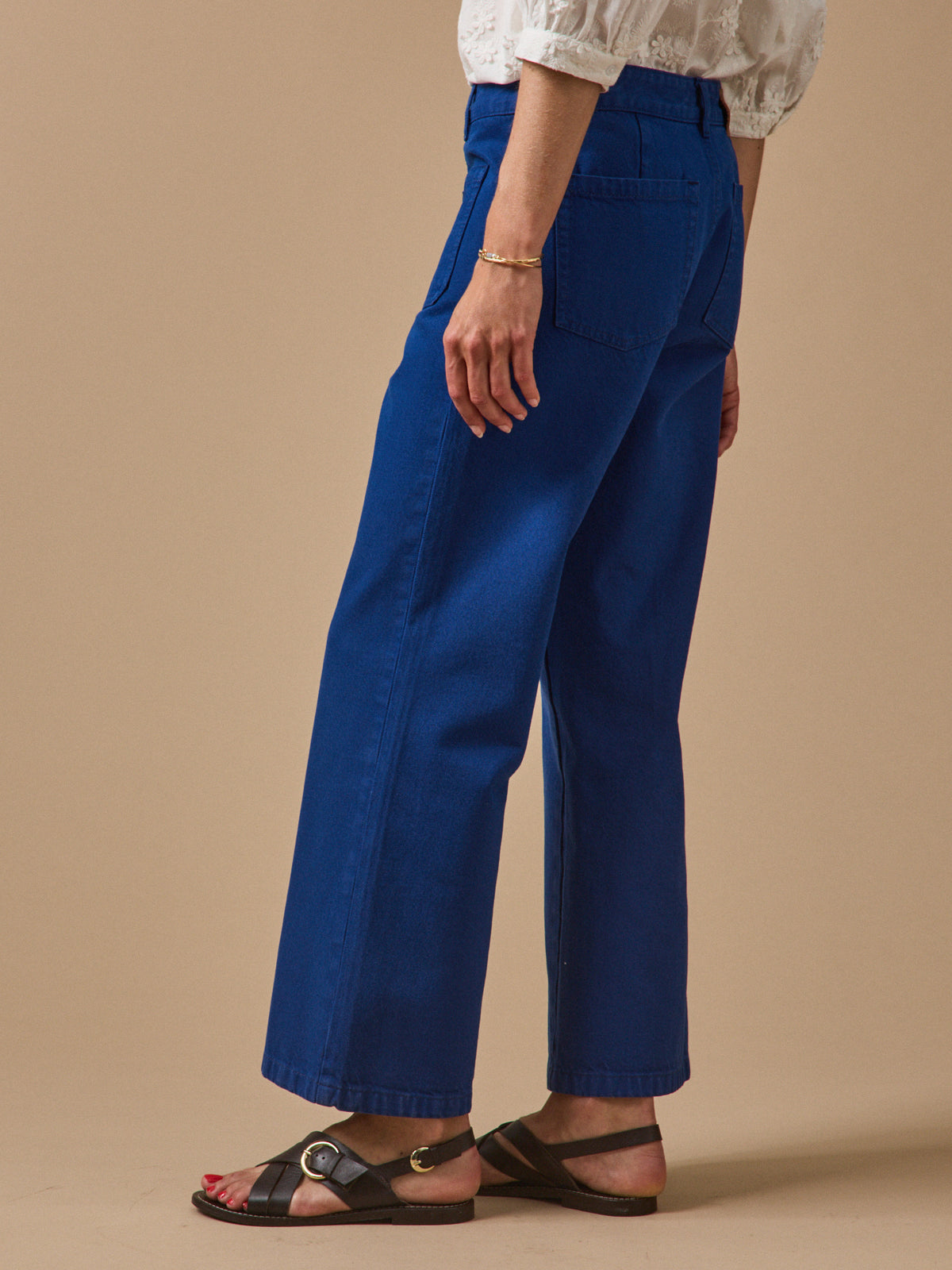 Damenjeans Lou mit ausgestelltem Bein aus Bio-Baumwolle