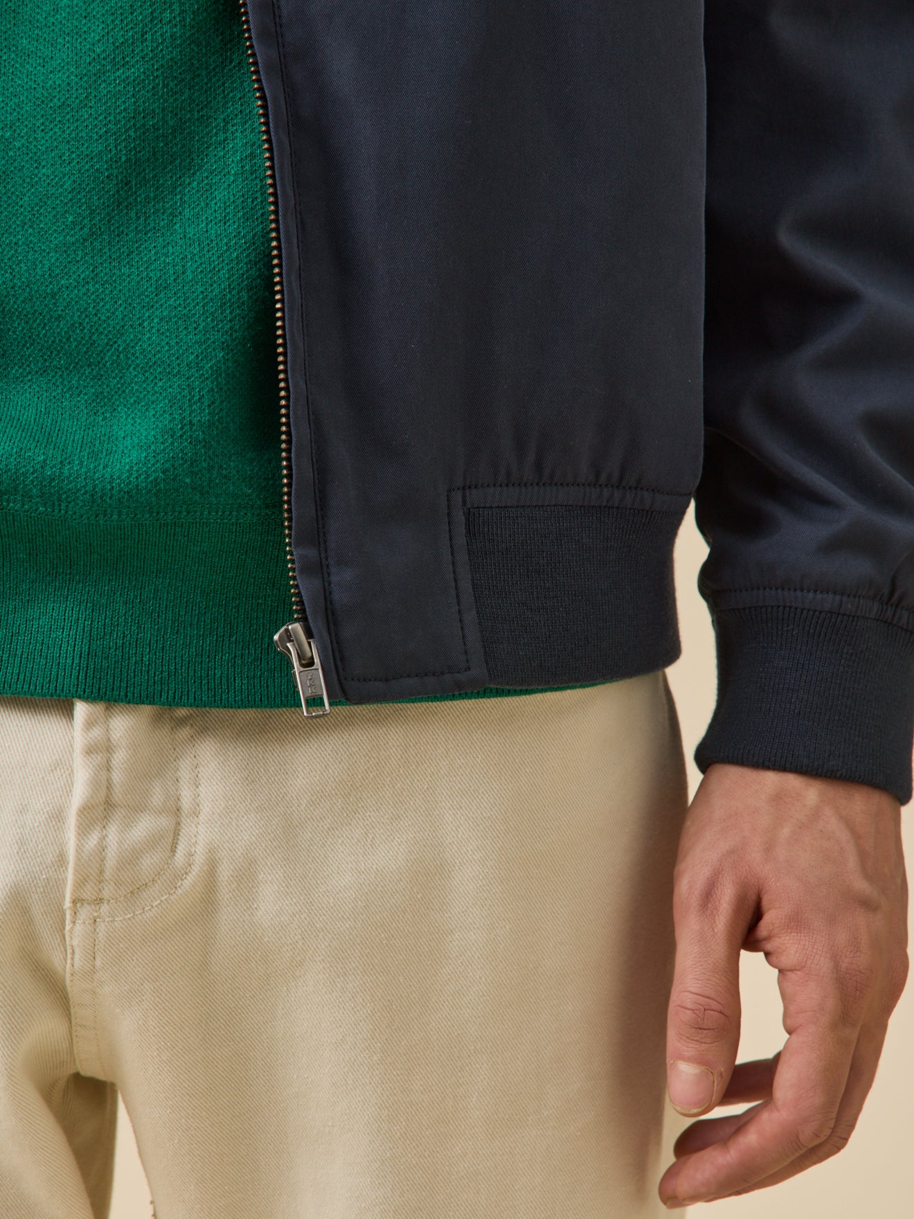 Einfarbige Herrenjacke mit Reißverschluss