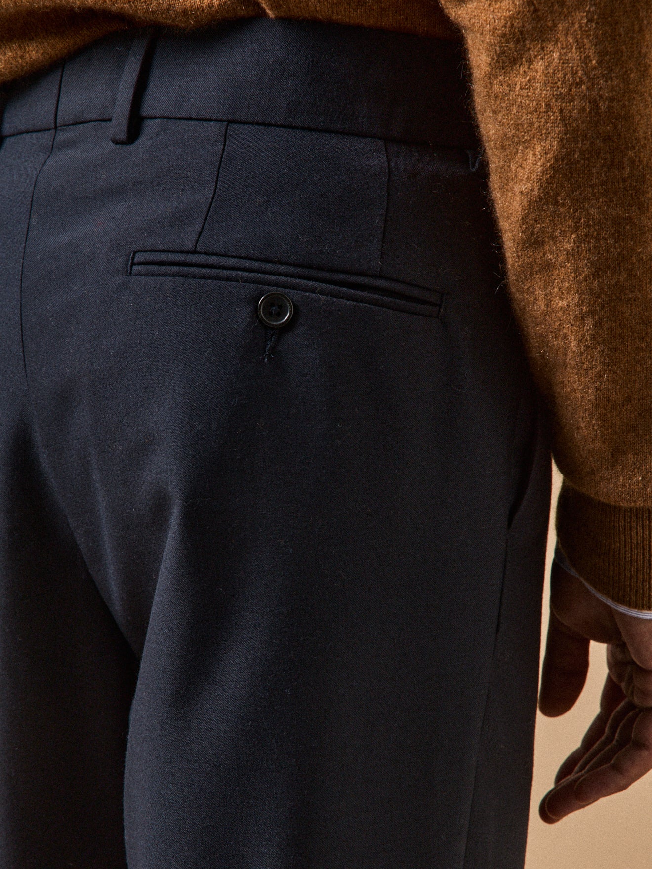 Einfarbige Herrenhose aus Wolltuch mit Abnäher
