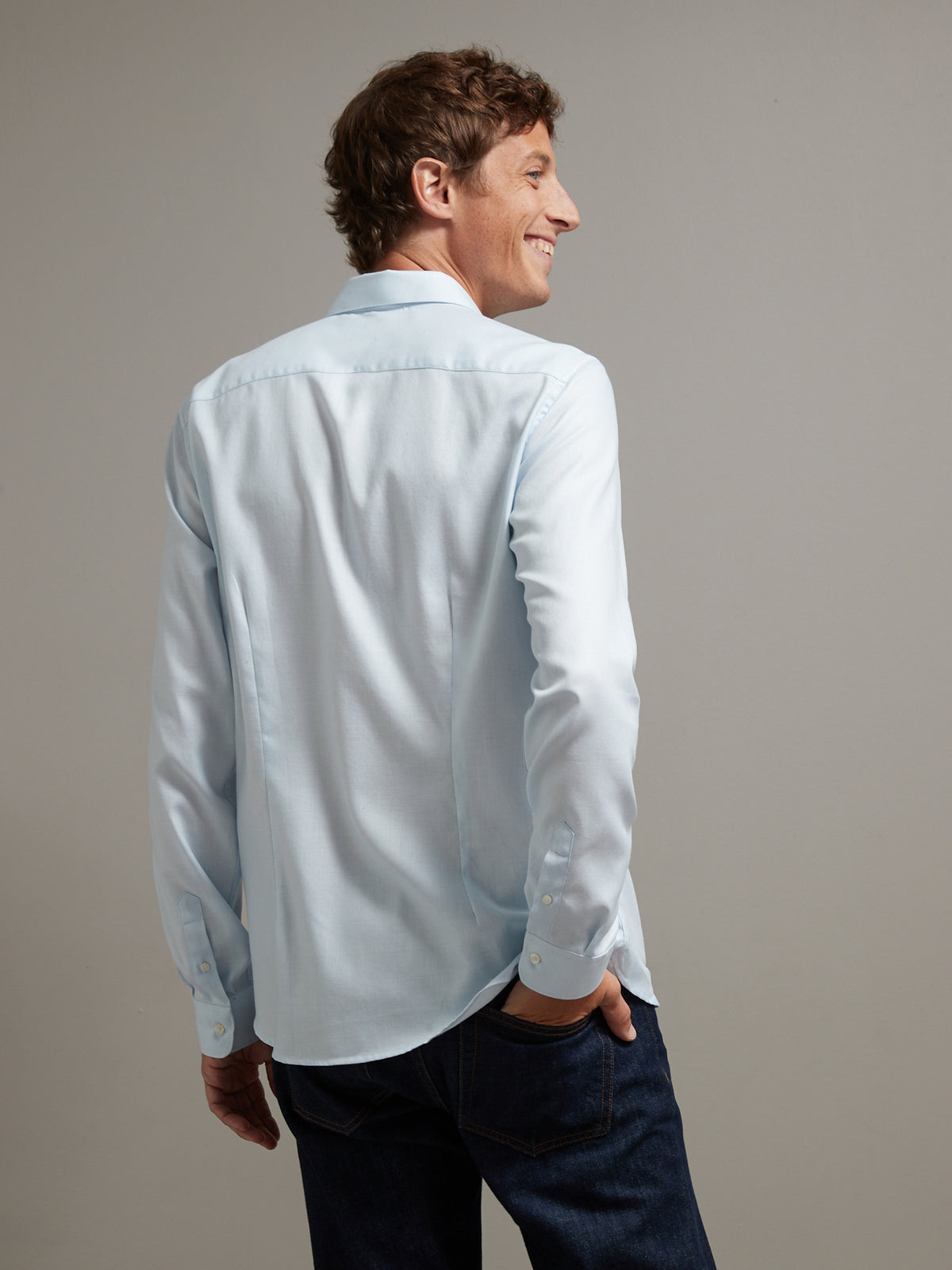 Einfarbiges und bügelfreies Slim Fit Herrenhemd