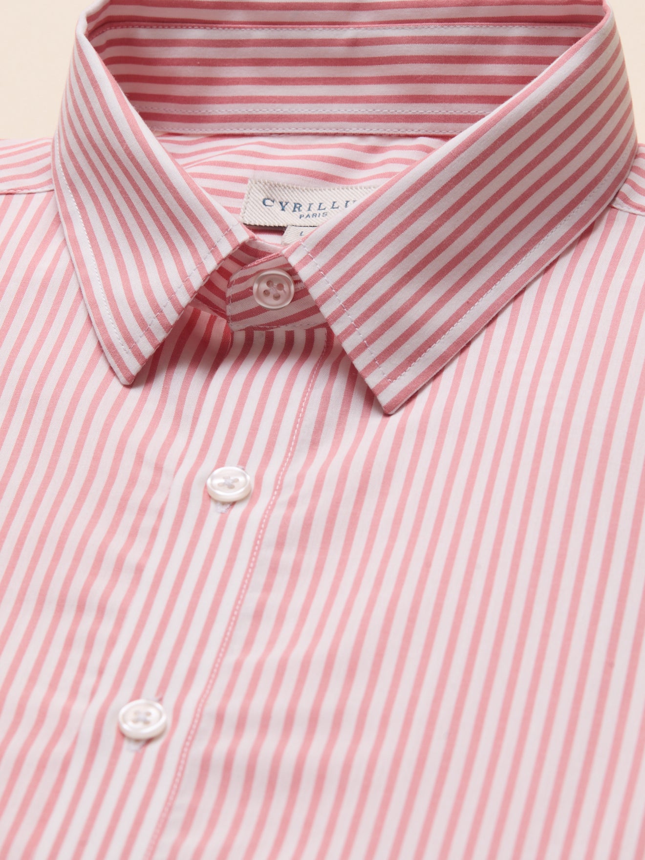 Gestreiftes Herrenhemd in modischer Passform