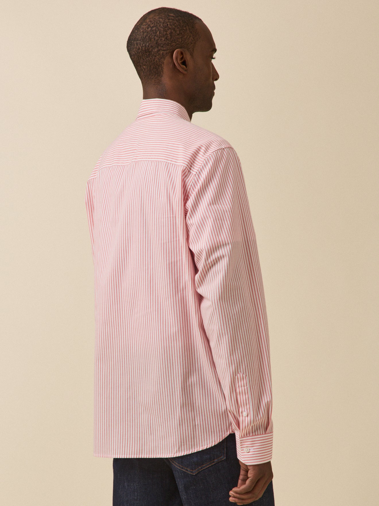 Gestreiftes Herrenhemd in modischer Passform