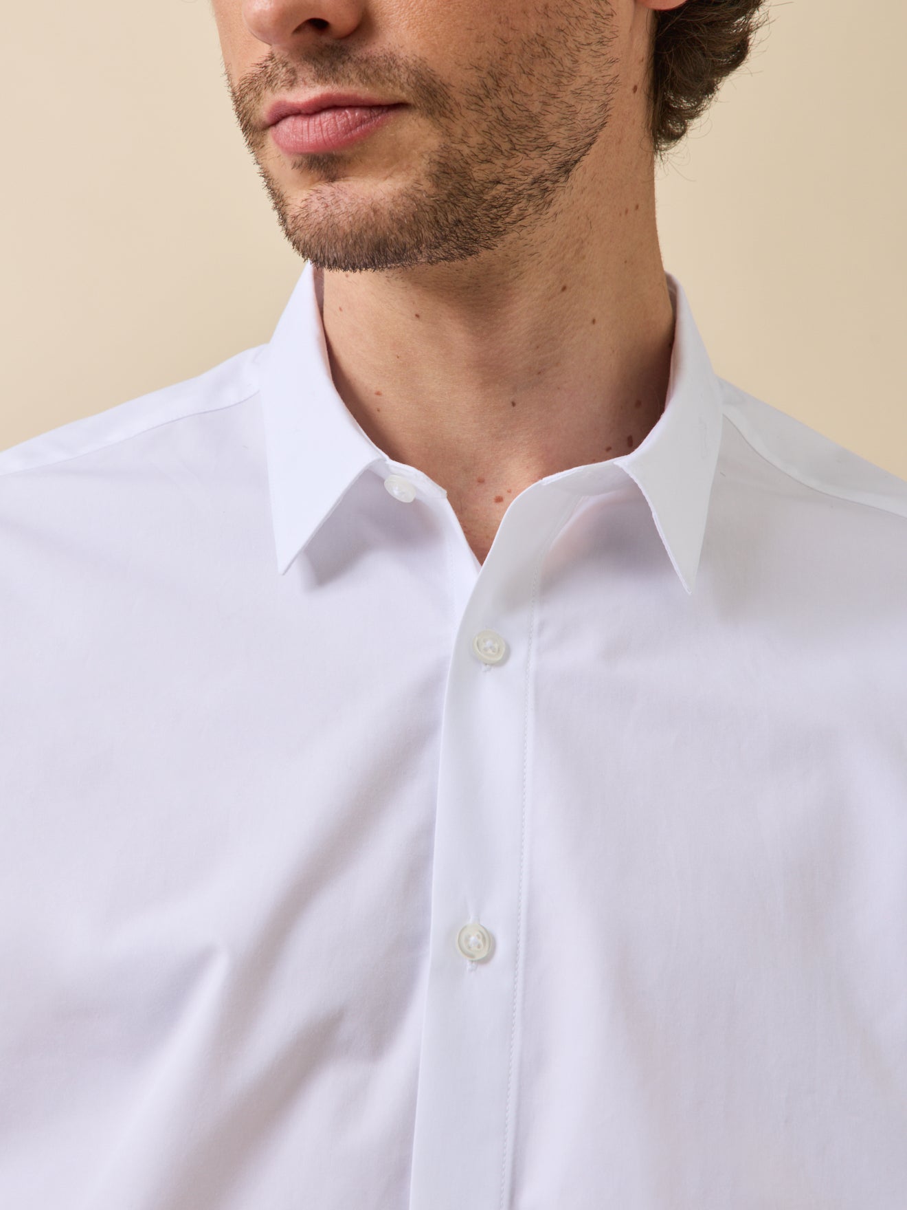 Einfarbiges Herrenhemd aus Popeline in enger Passform