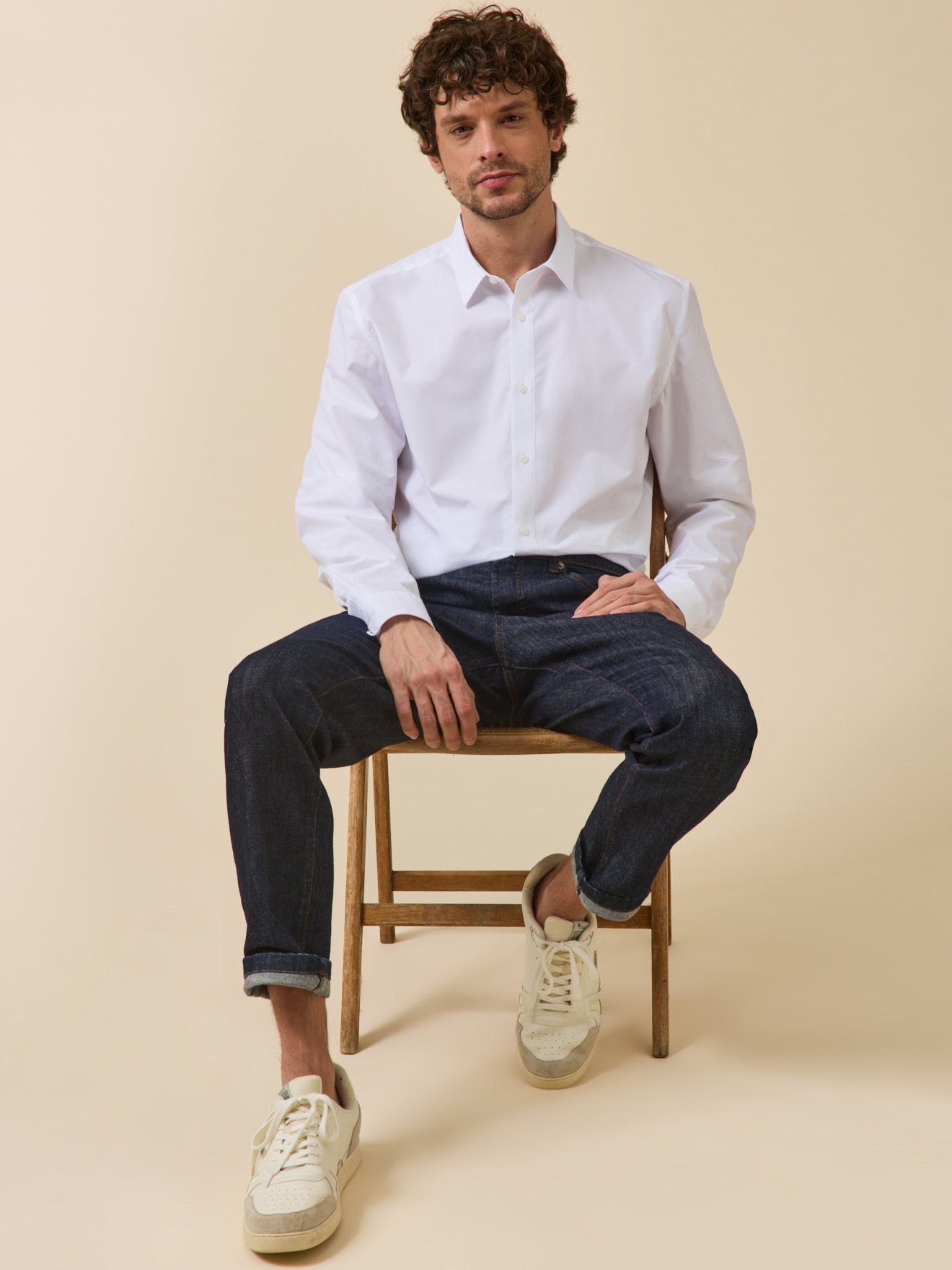 Einfarbiges Herrenhemd aus Popeline in enger Passform