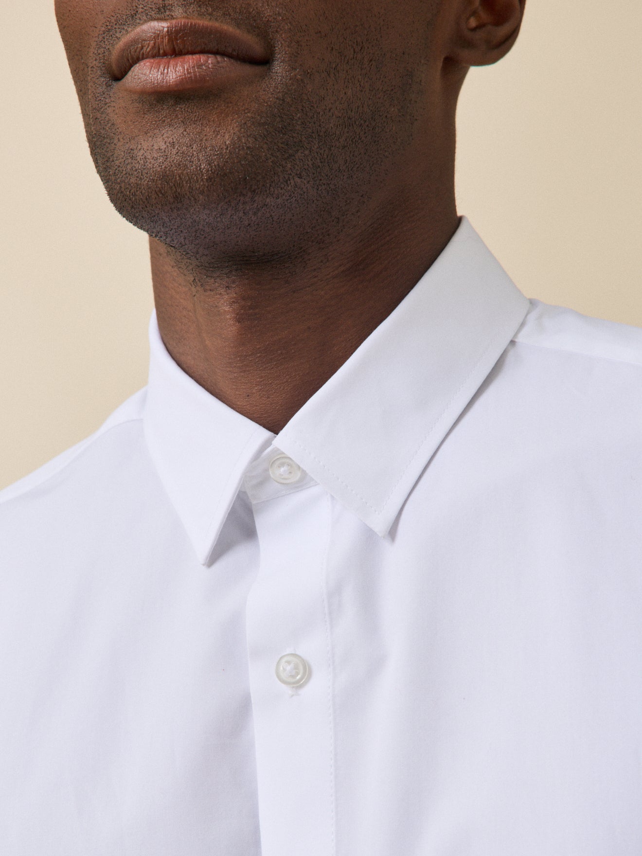 Einfarbiges Herrenhemd aus Popeline in klassischer Passform