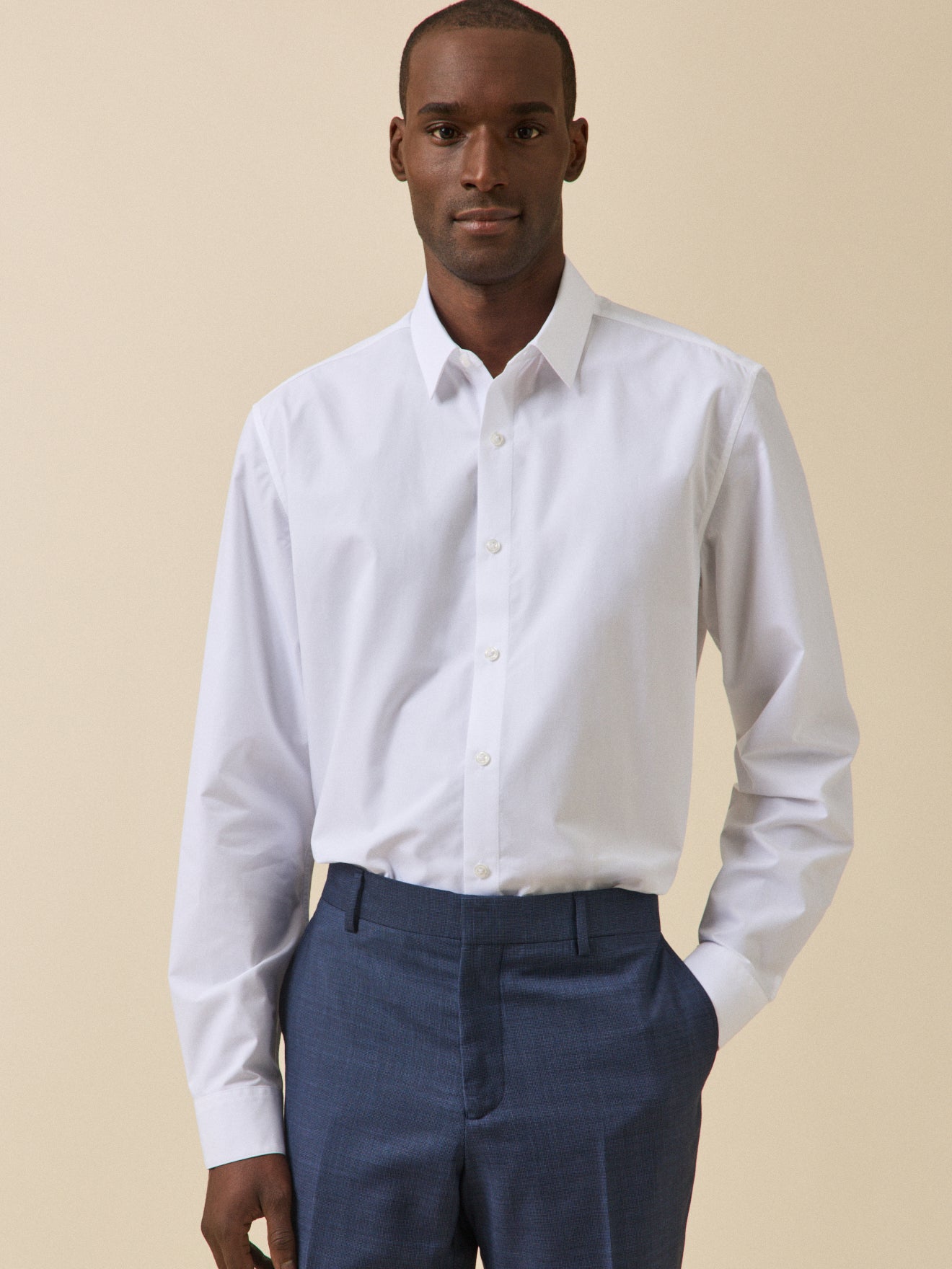 Einfarbiges Herrenhemd aus Popeline in klassischer Passform