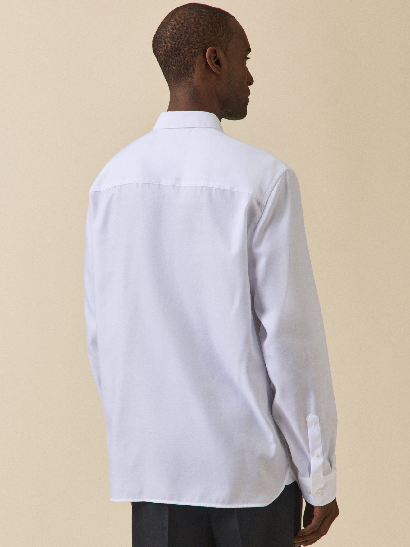Einfarbiges Herrenhemd aus Twill in enger Passform