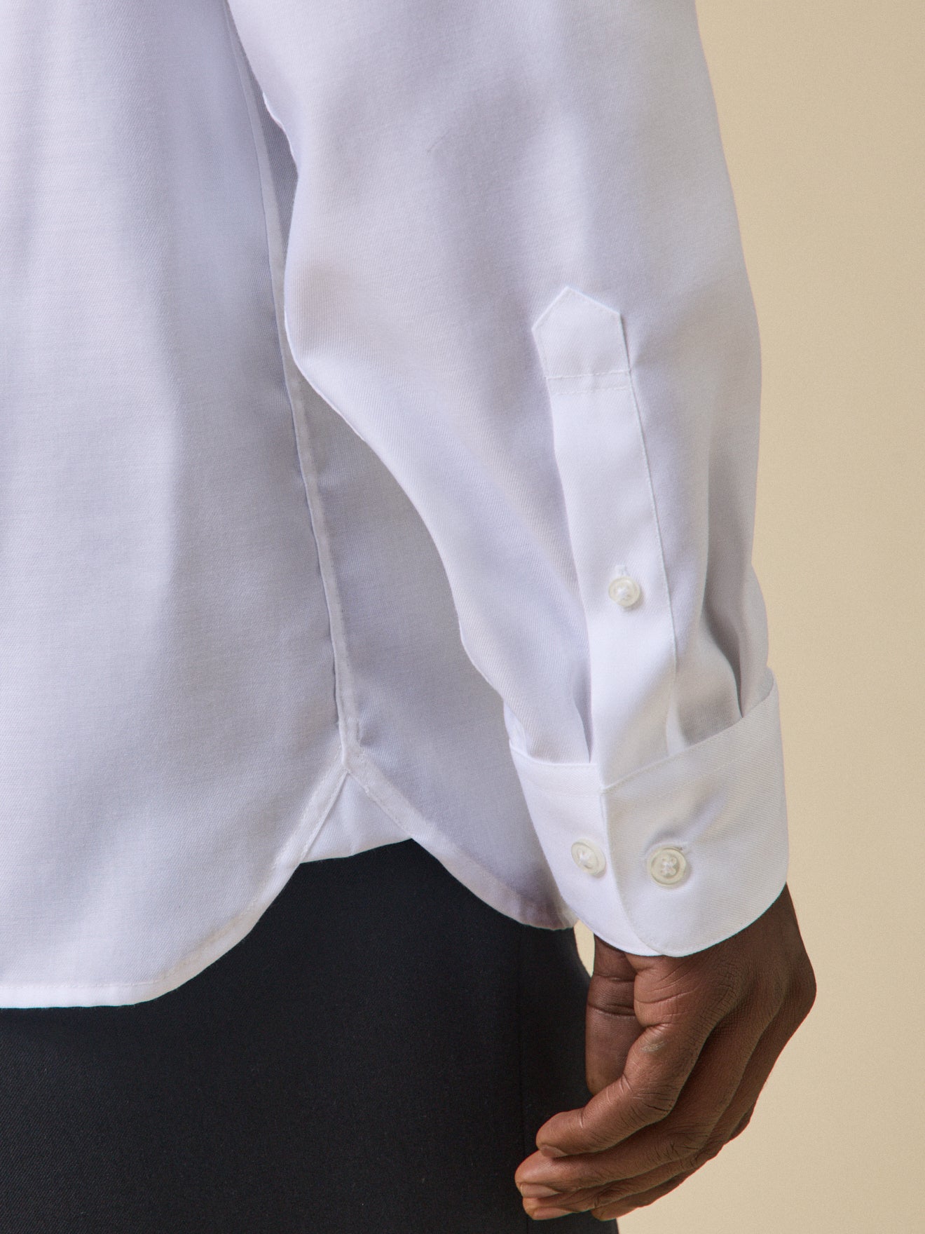 Einfarbiges Herrenhemd aus Twill in enger Passform