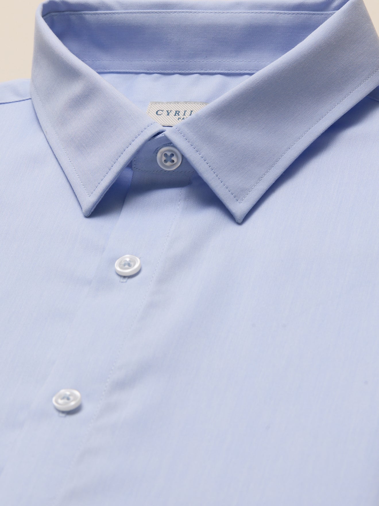 Einfarbiges Herrenhemd aus Twill in klassischer Passform