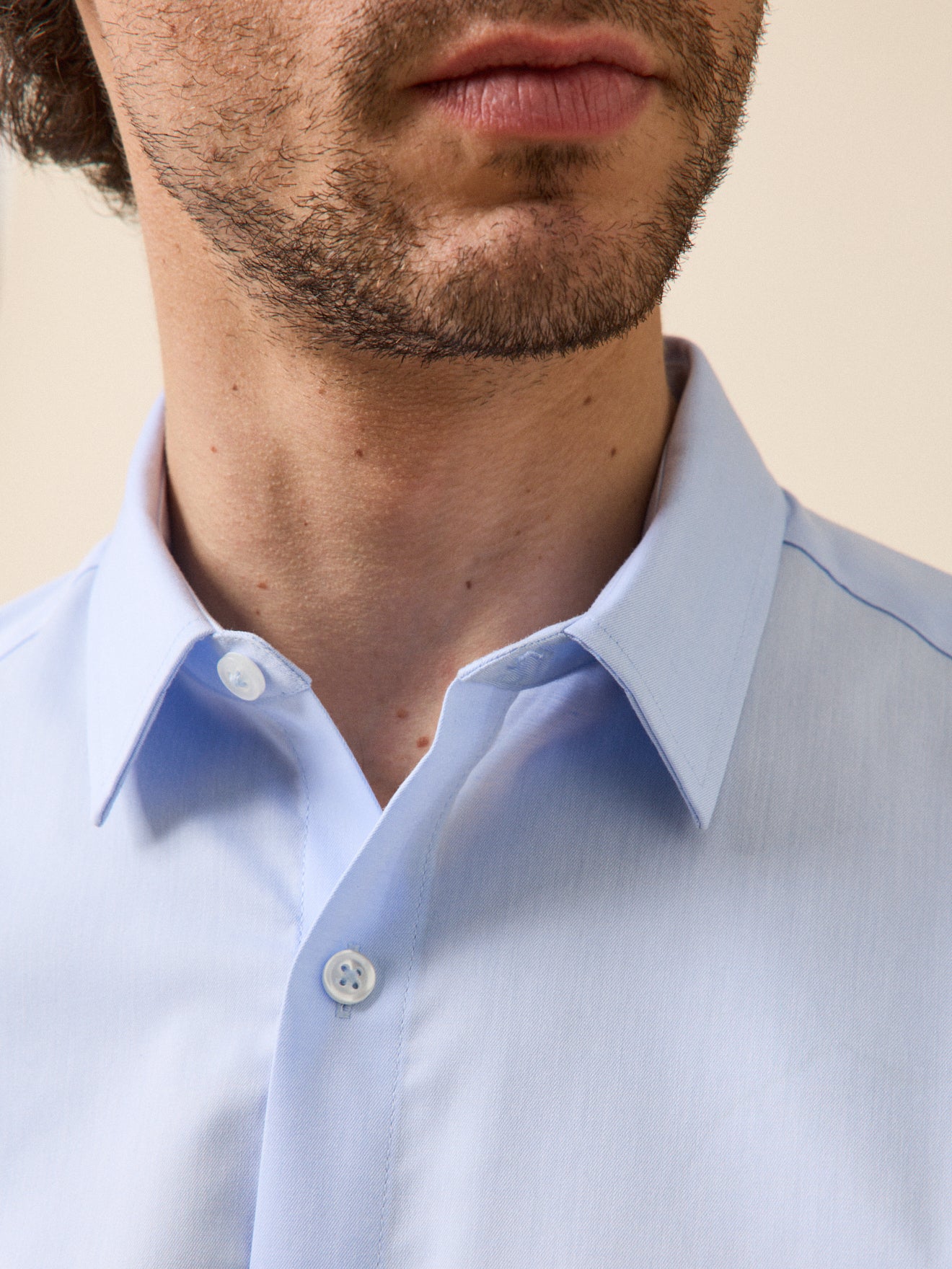 Einfarbiges Herrenhemd aus Twill in klassischer Passform