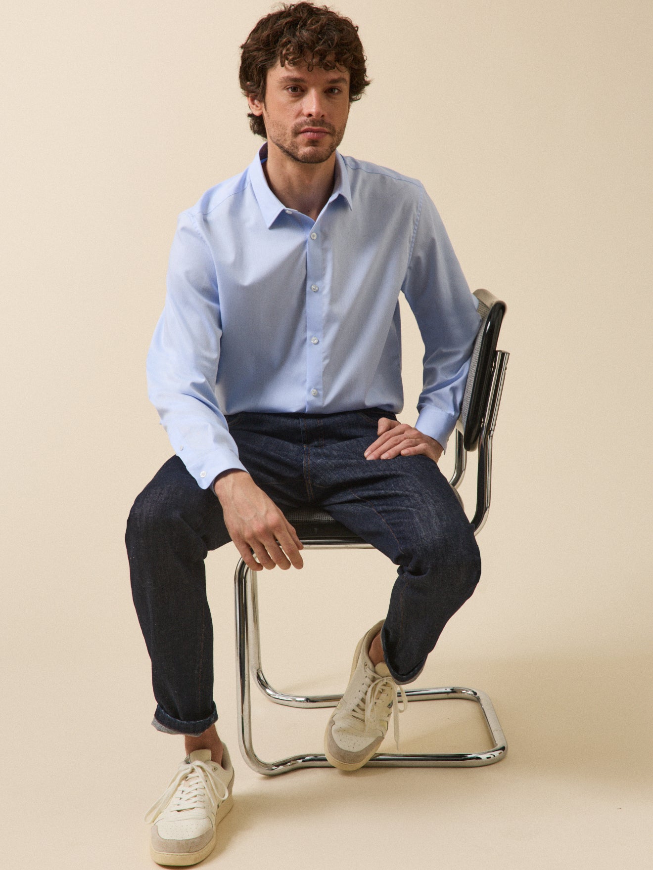 Einfarbiges Herrenhemd aus Twill in klassischer Passform