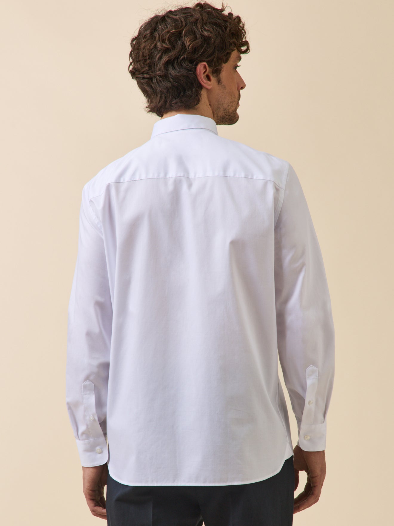 Einfarbiges Herrenhemd aus Twill in klassischer Passform