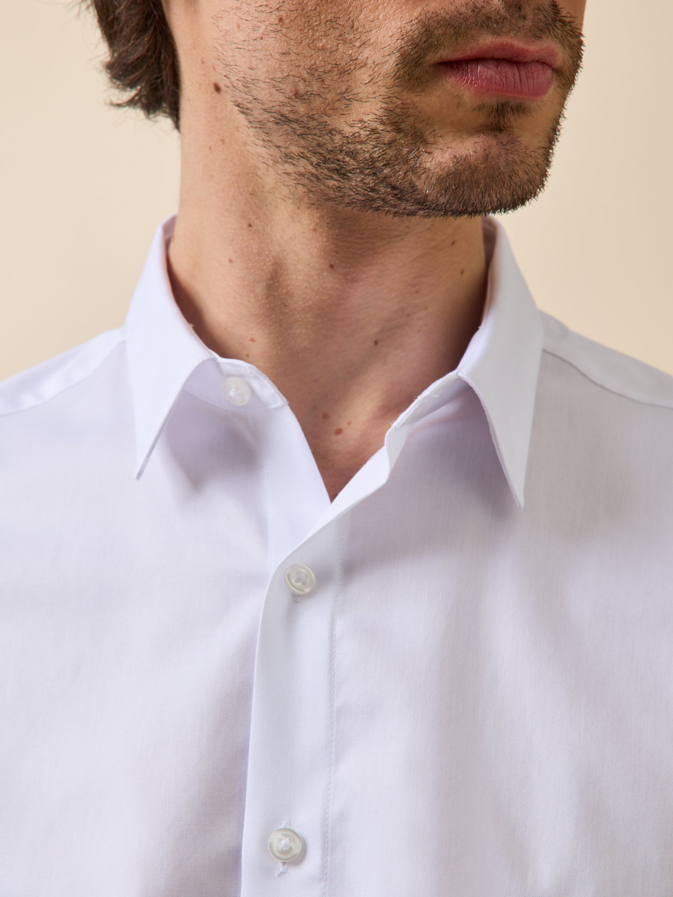 Einfarbiges Herrenhemd aus Twill in klassischer Passform