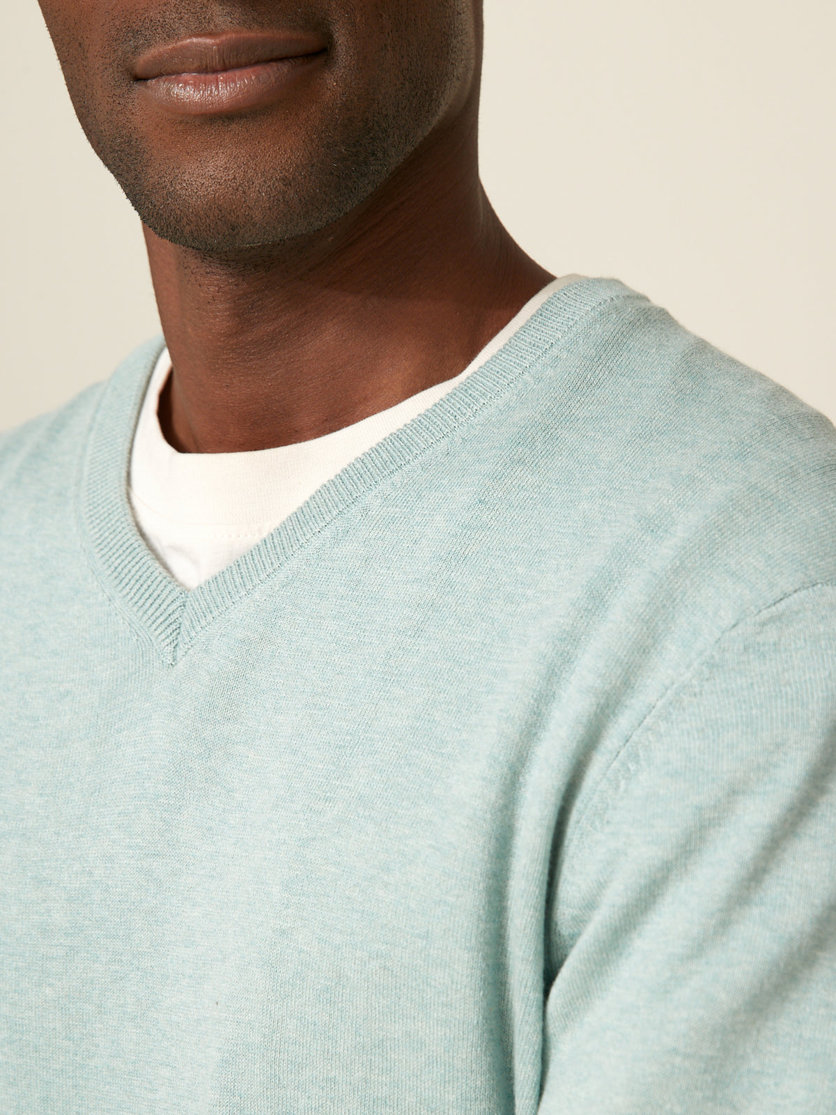 Herrenpullover mit V-Ausschnitt aus Baumwolle, Seide und Cashmere