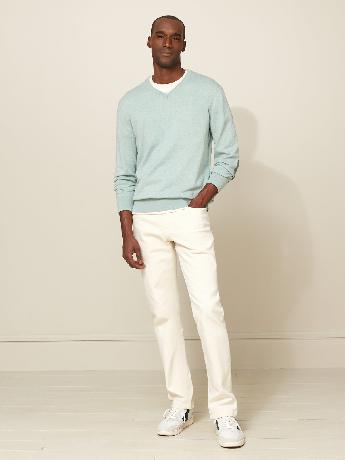 Herrenpullover mit V-Ausschnitt aus Baumwolle, Seide und Cashmere