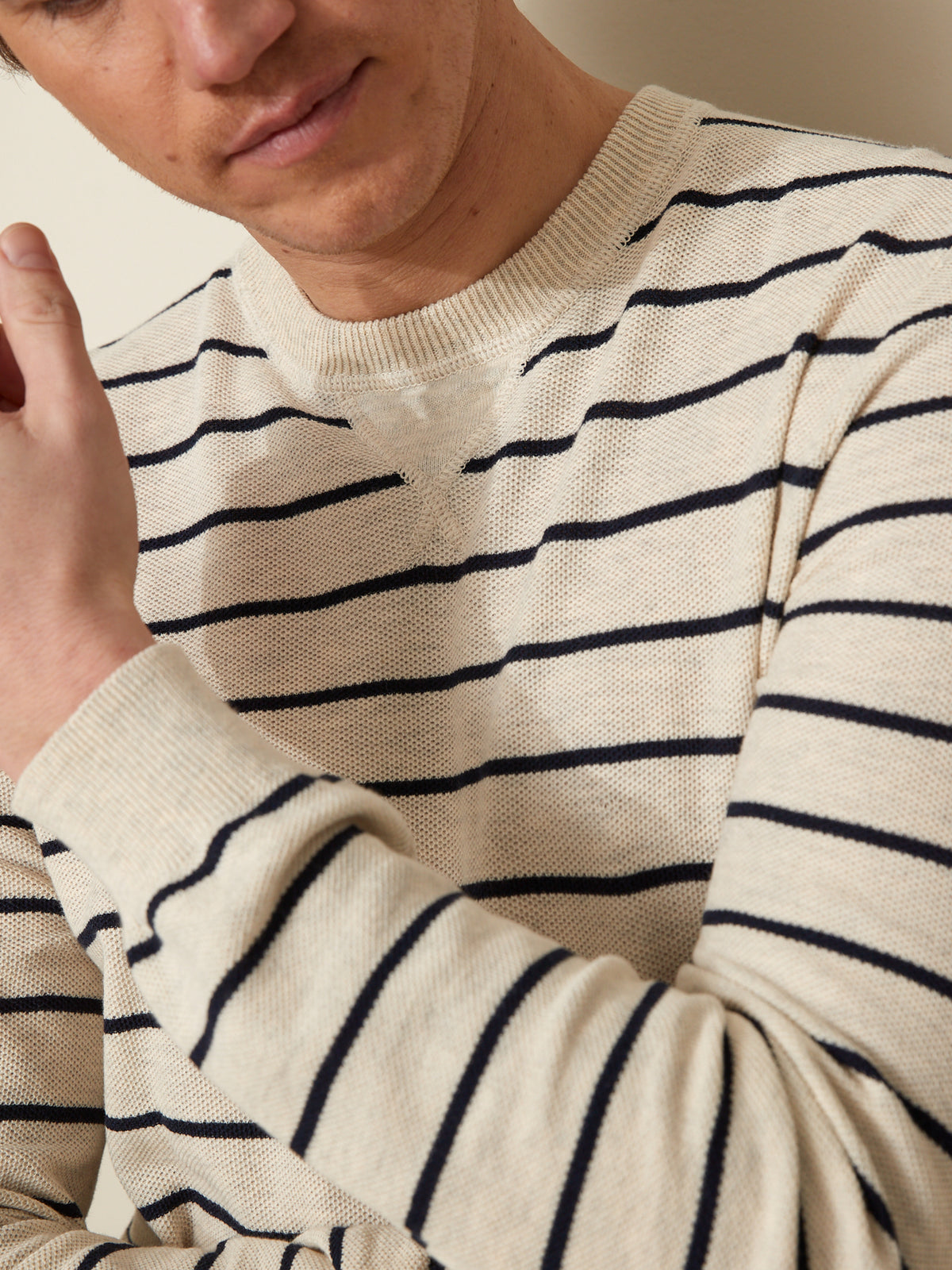 Gestreifter Herrenpullover mit rundem Halsausschnitt