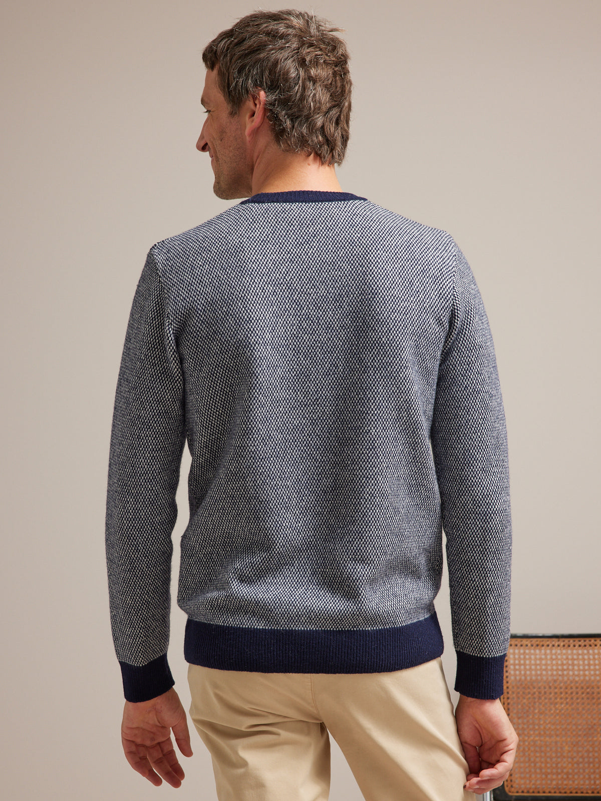 Herrenpullover mit rundem Halsausschnitt und zweifarbigem Jacquard