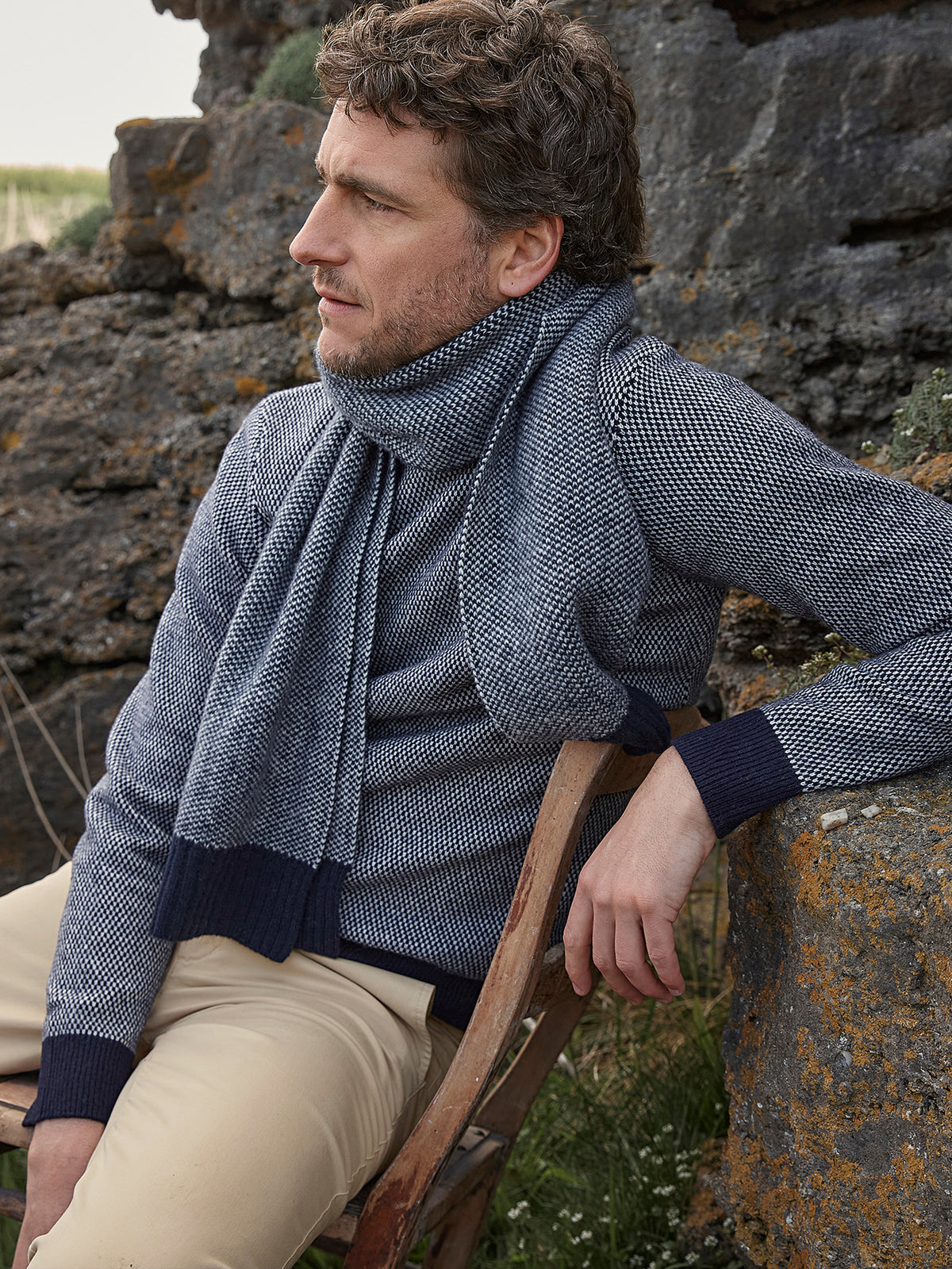 Herrenpullover mit rundem Halsausschnitt und zweifarbigem Jacquard