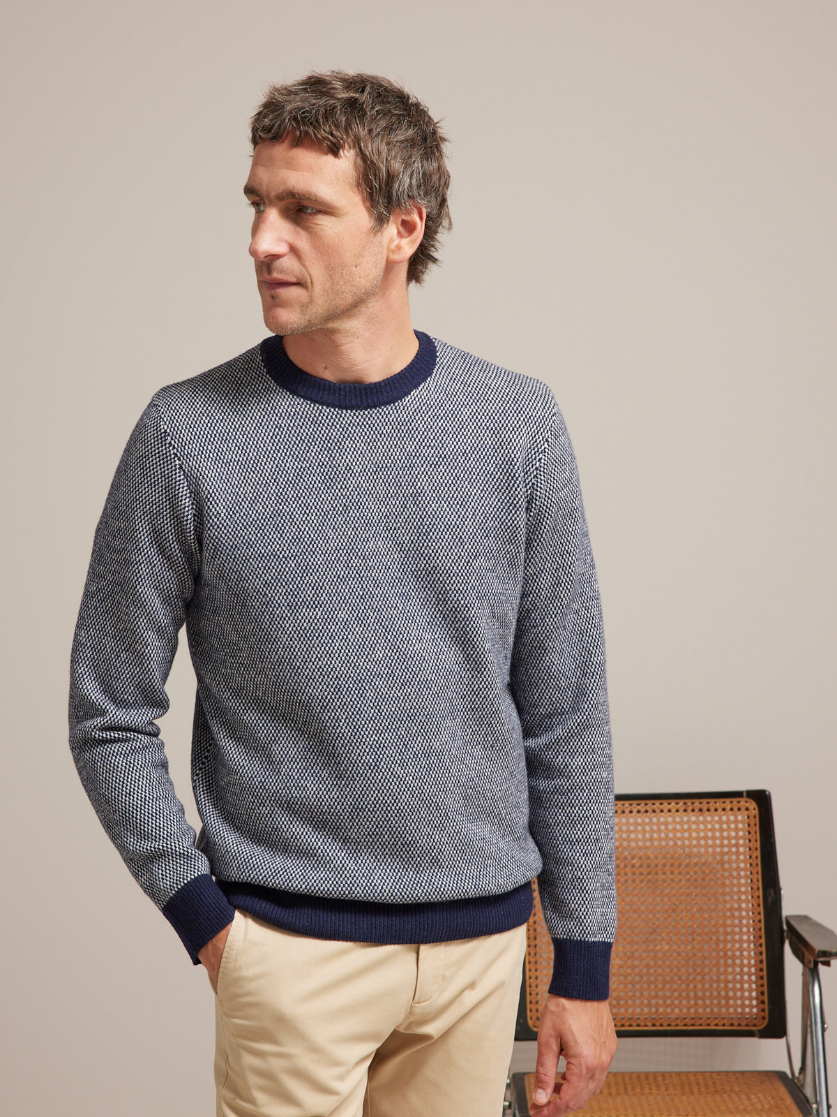 Herrenpullover mit rundem Halsausschnitt und zweifarbigem Jacquard