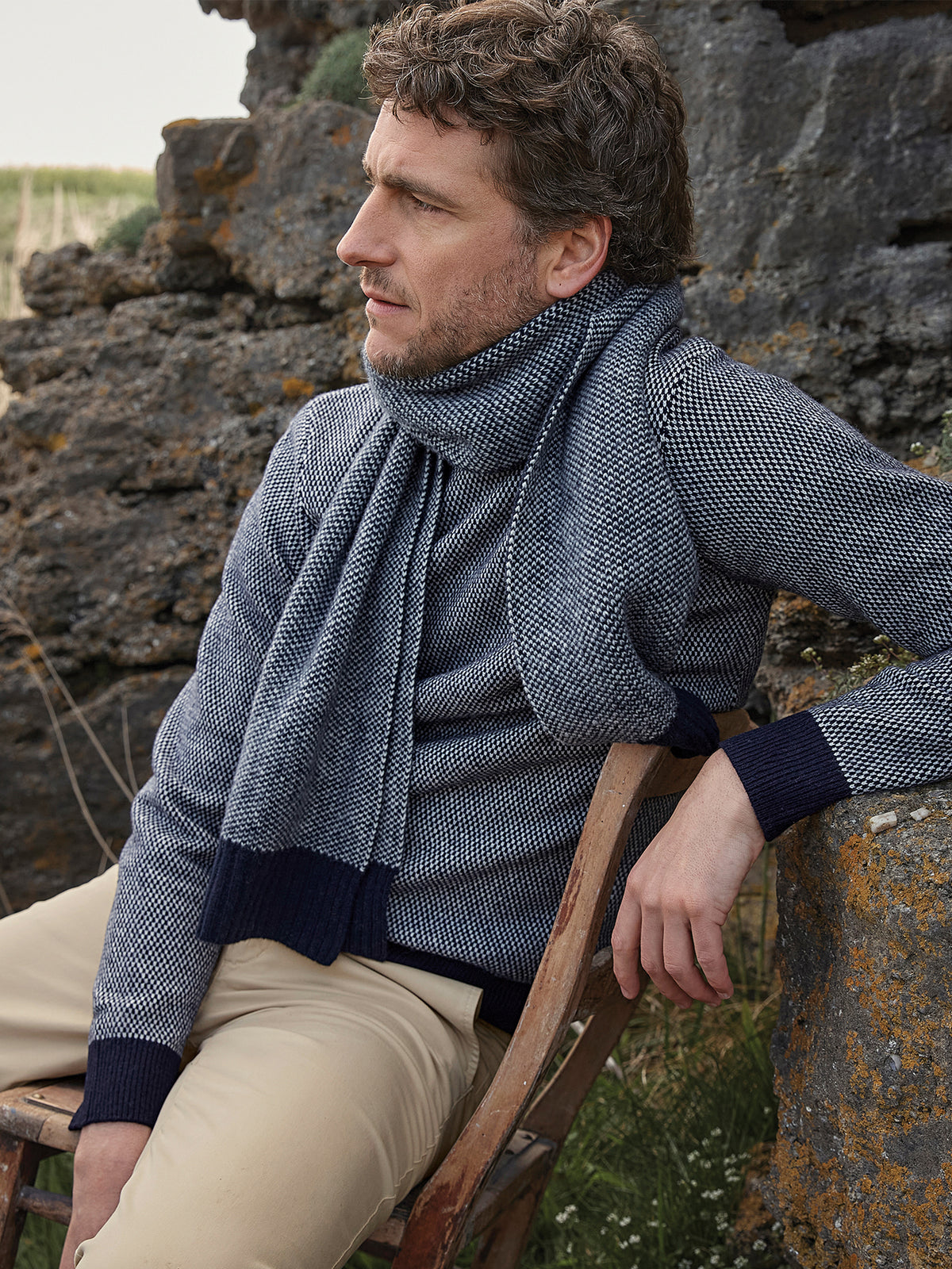 Herrenpullover mit rundem Halsausschnitt und zweifarbigem Jacquard