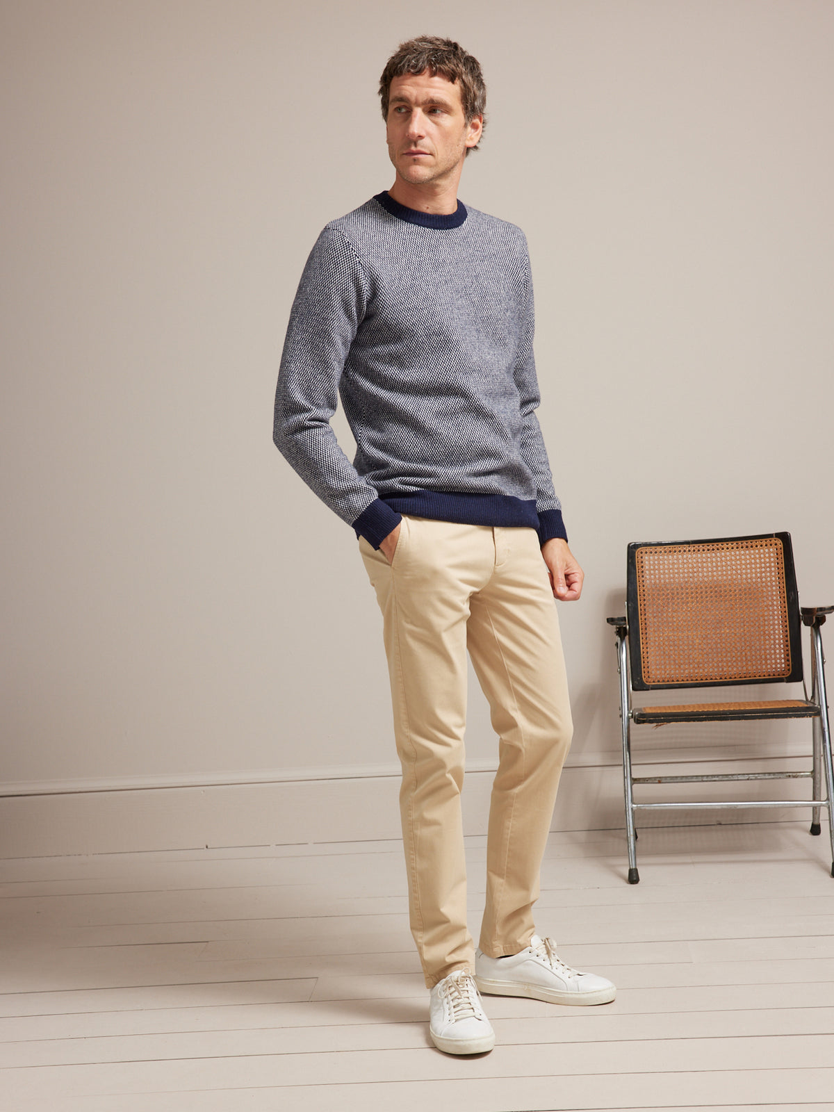 Herrenpullover mit rundem Halsausschnitt und zweifarbigem Jacquard