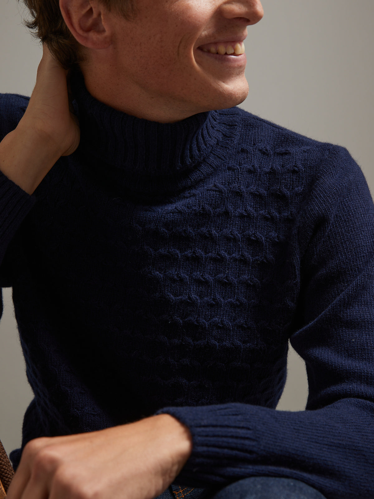 Herrenpullover mit Rollkragen und Zopfmuster
