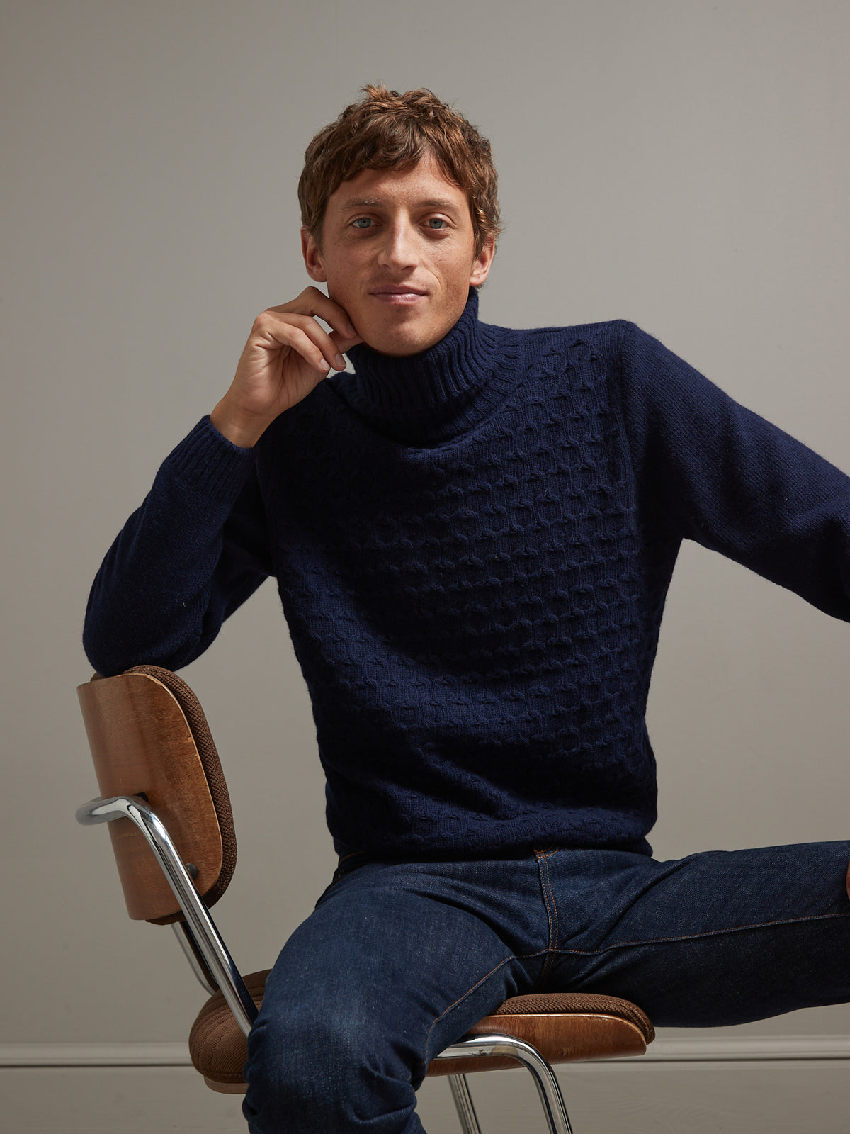 Herrenpullover mit Rollkragen und Zopfmuster