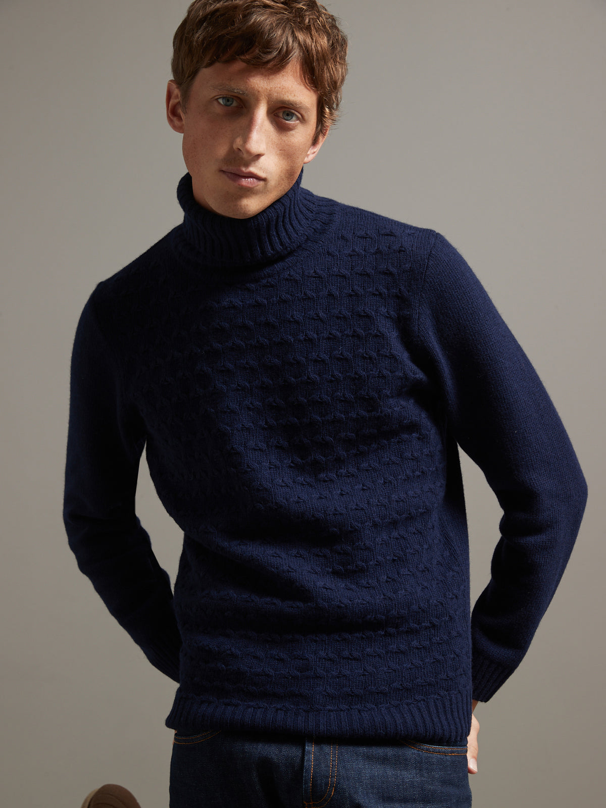 Herrenpullover mit Rollkragen und Zopfmuster