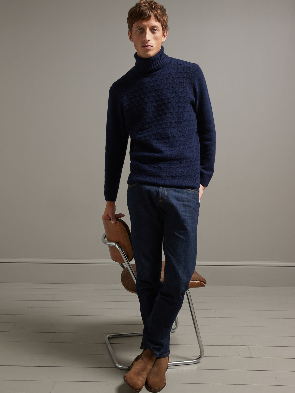 Herrenpullover mit Rollkragen und Zopfmuster
