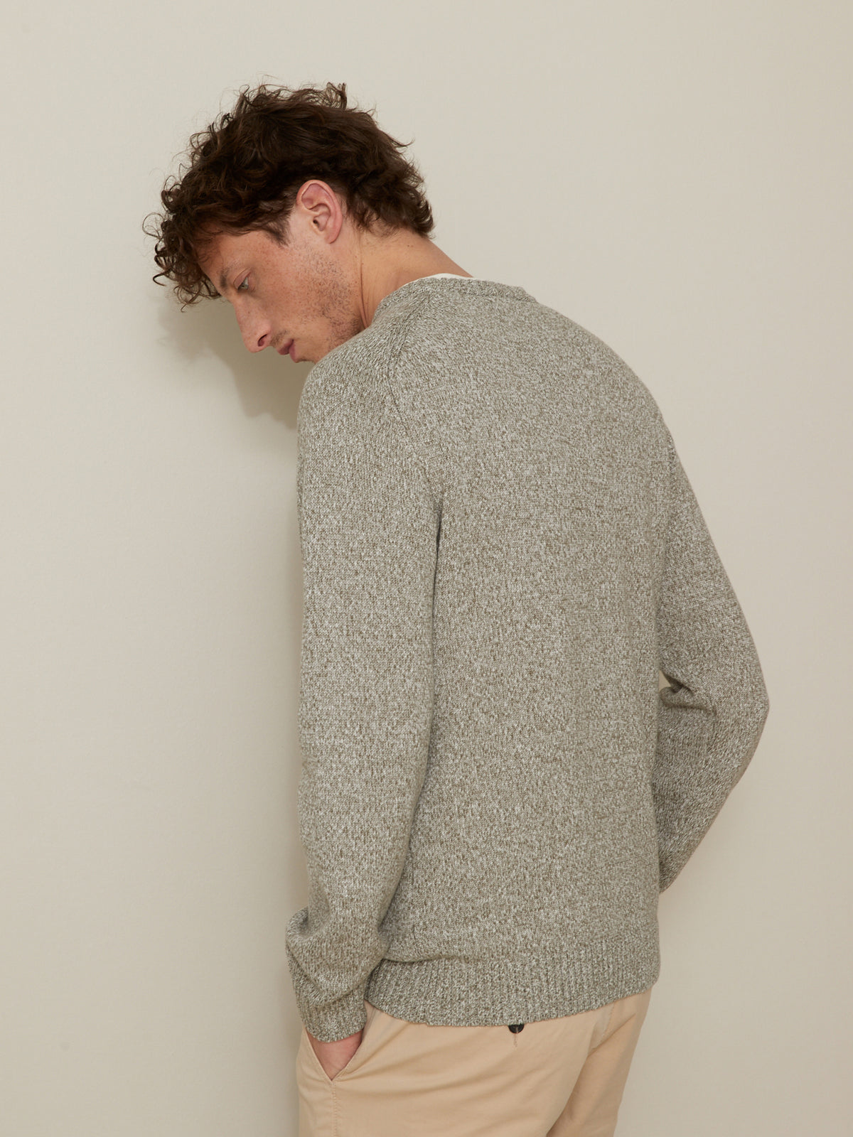 Herrenpullover aus melierter Baumwolle mit rundem Halsausschnitt