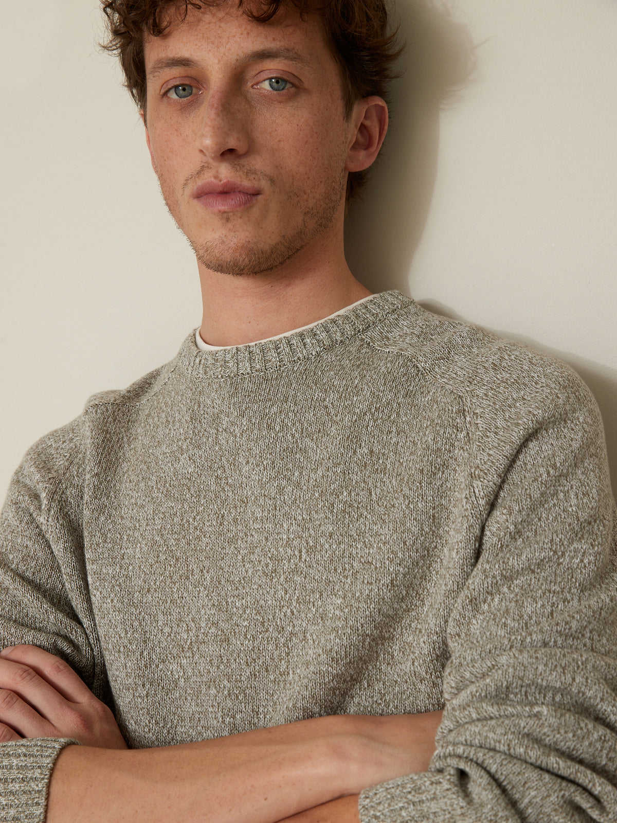 Herrenpullover aus melierter Baumwolle mit rundem Halsausschnitt