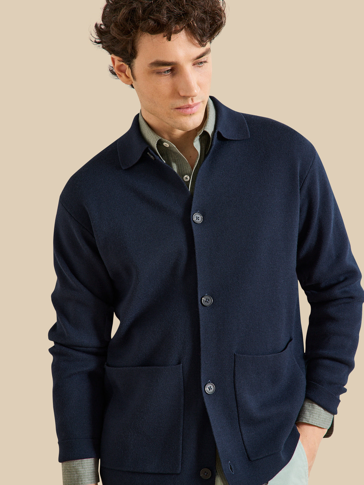 Herren-Cardigan mit Wolle und recycelten Fasern