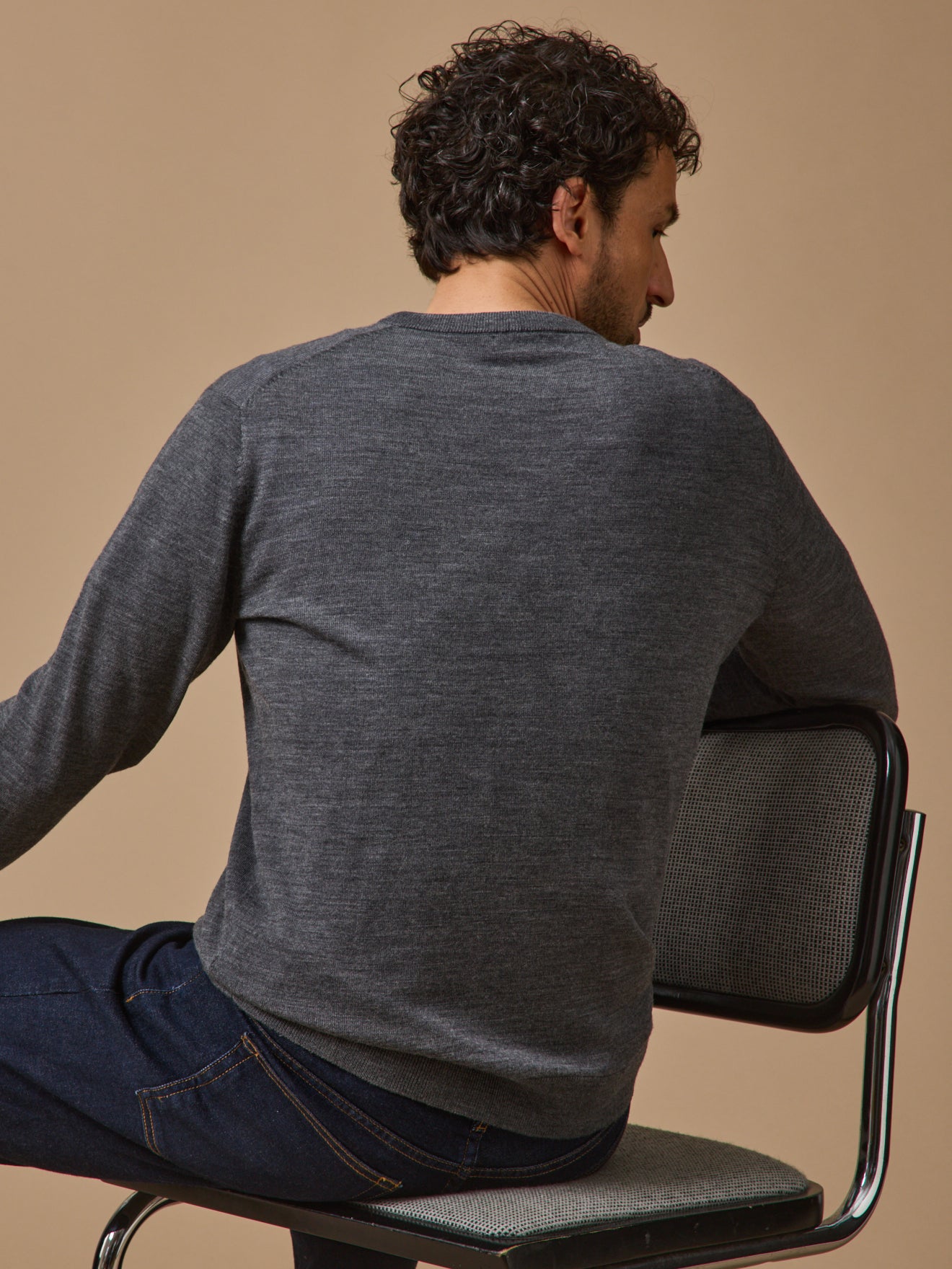 Feinmaschiger Herrenpullover mit V-Ausschnitt aus Merinowolle