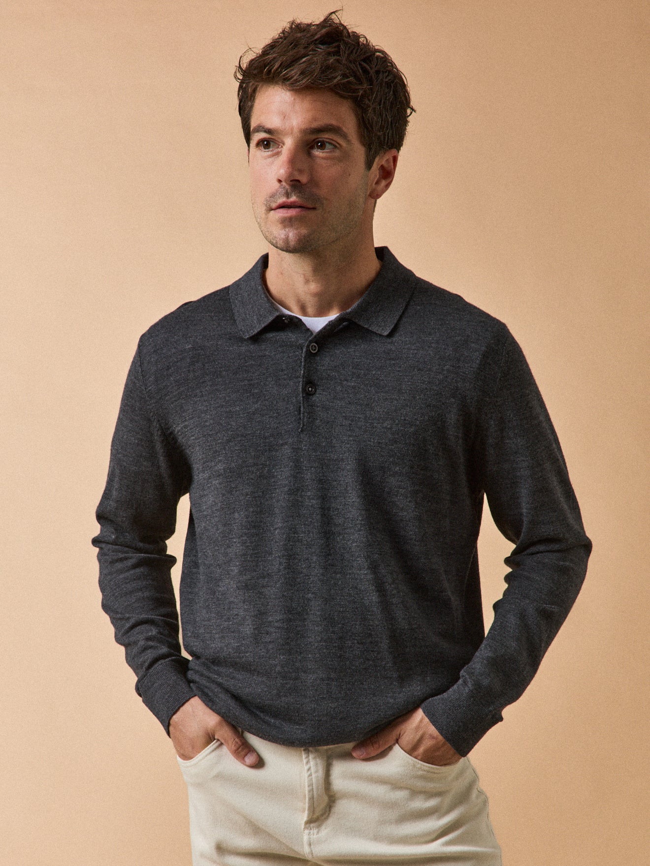 Feinmaschiger Herrenpullover mit Polokragen aus Merinowolle
