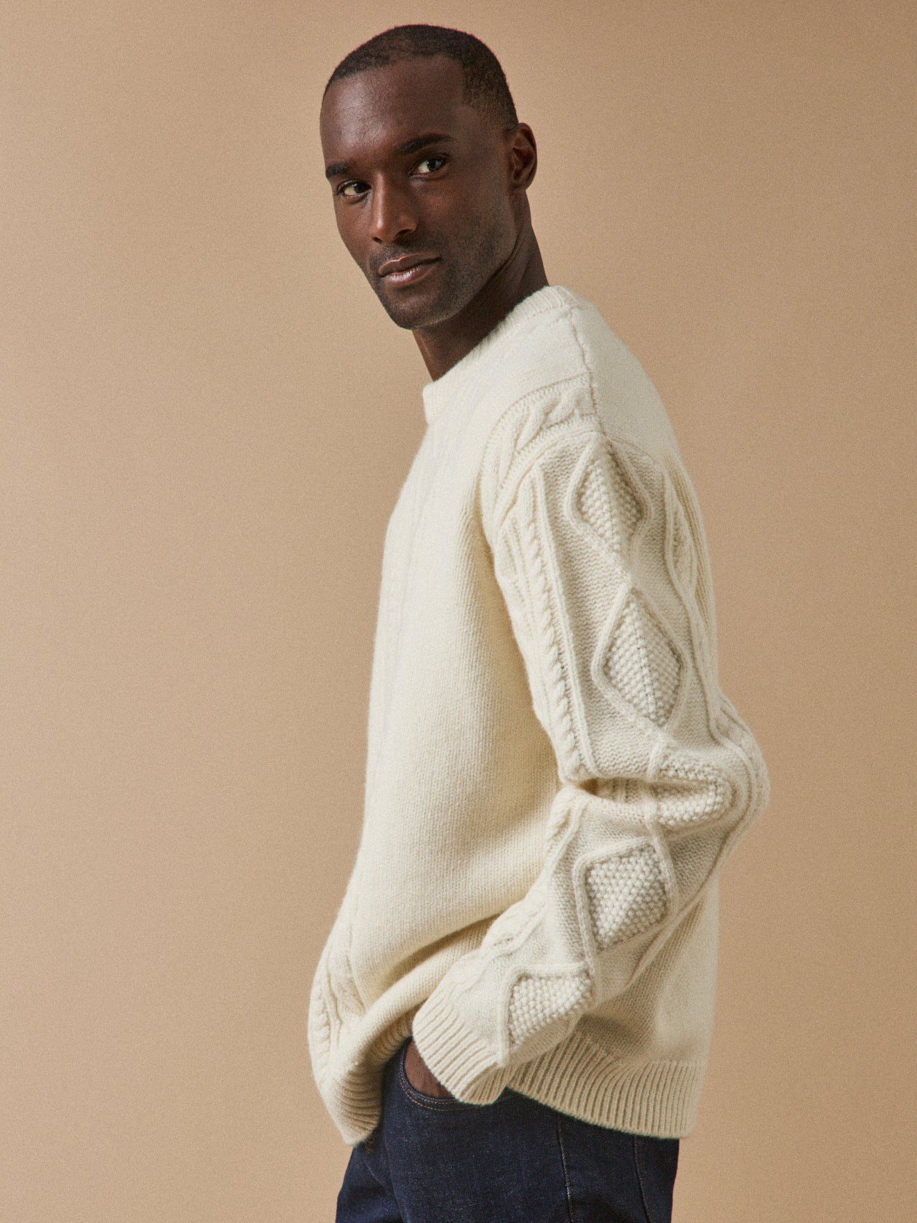 Herrenpullover aus Wolle mit Zopfmuster