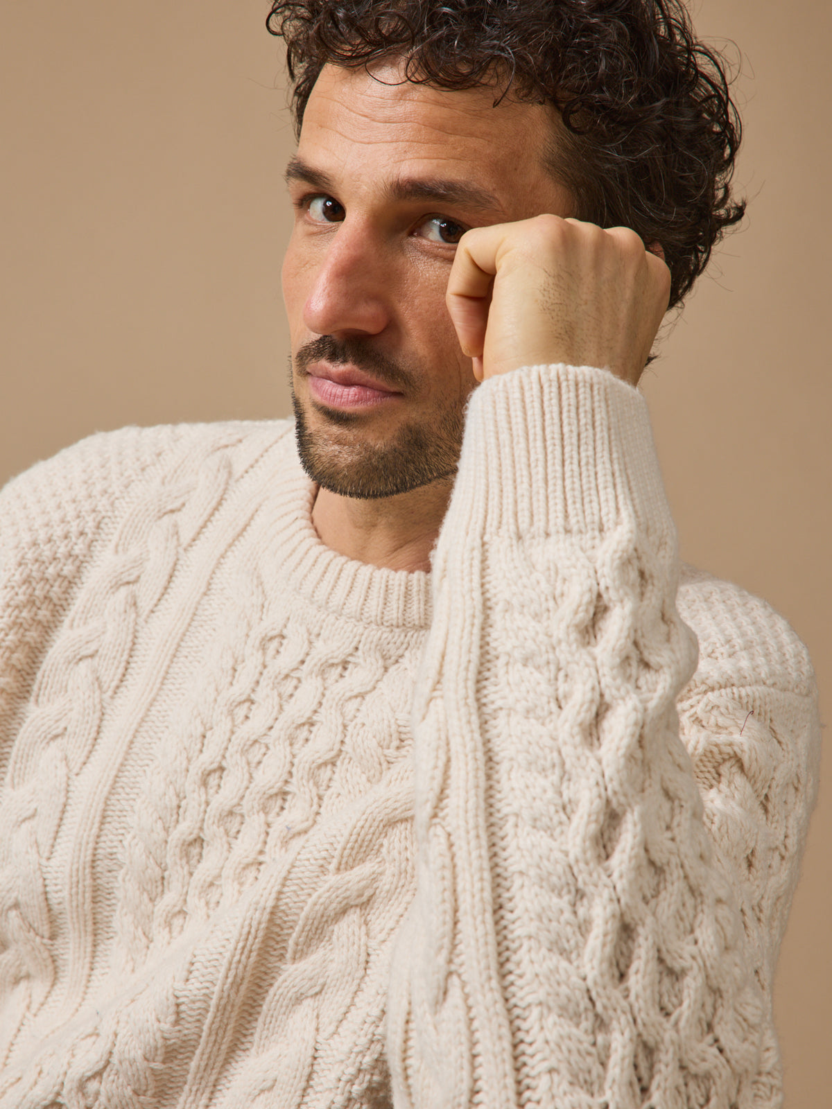 Herrenpullover mit Zopfmuster