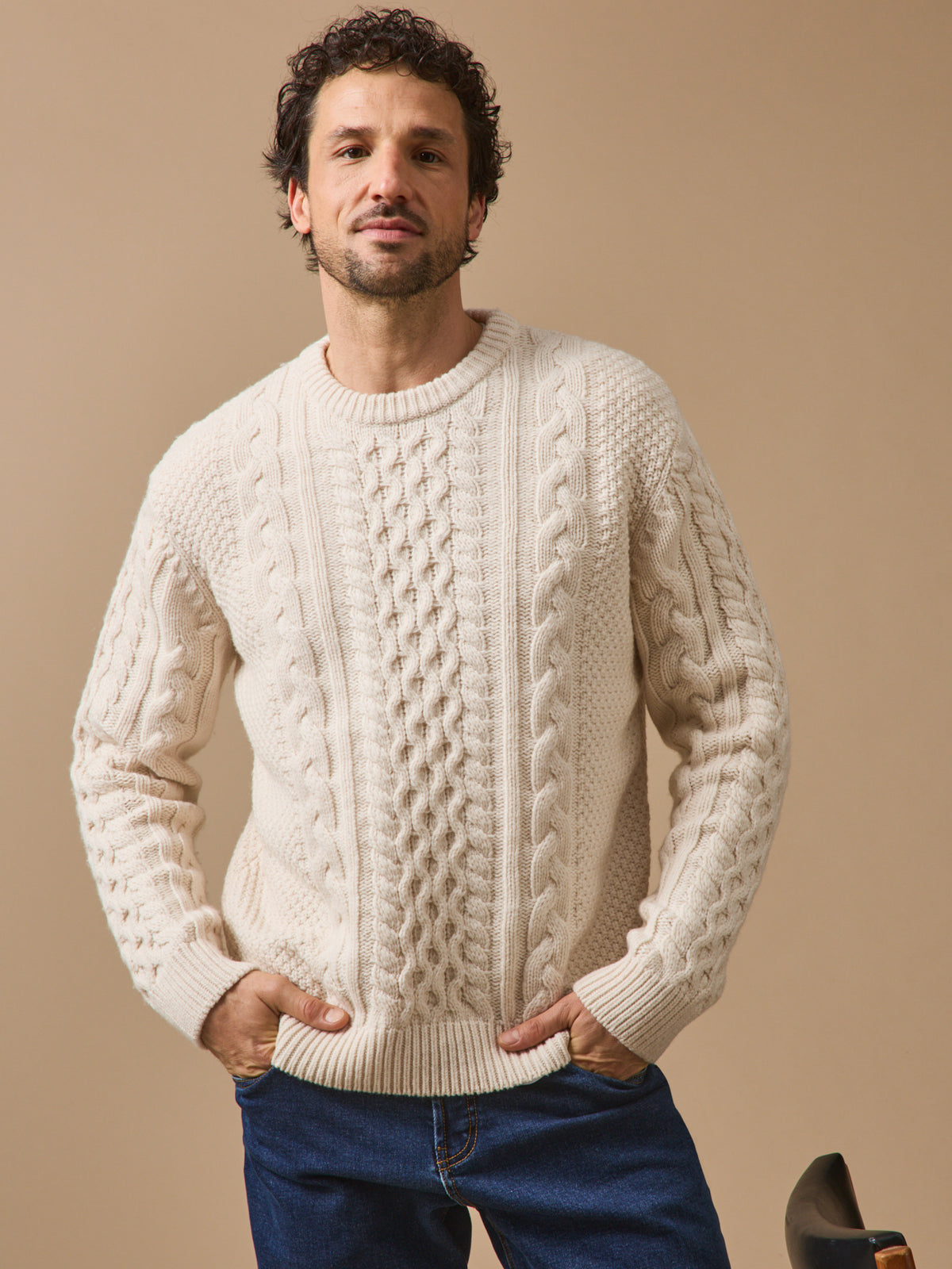 Herrenpullover mit Zopfmuster